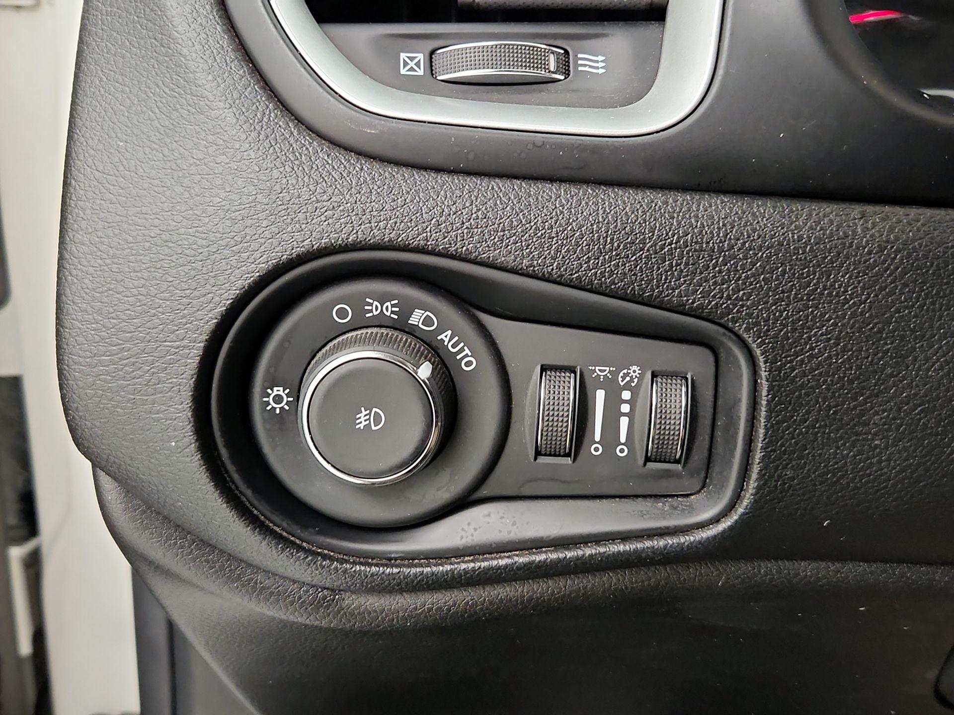 Thumbnail: 2019 Jeep Renegade - 13