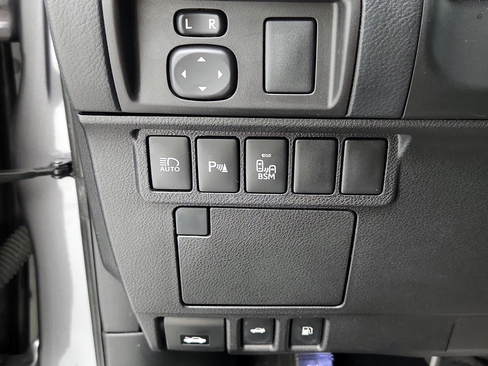 Thumbnail: 2016 Lexus ES - 13