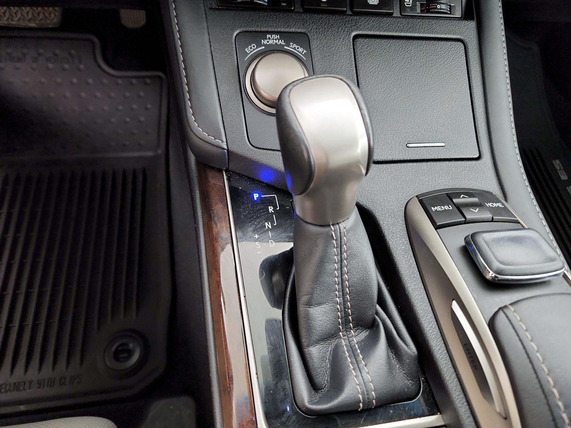 Thumbnail: 2016 Lexus ES - 18