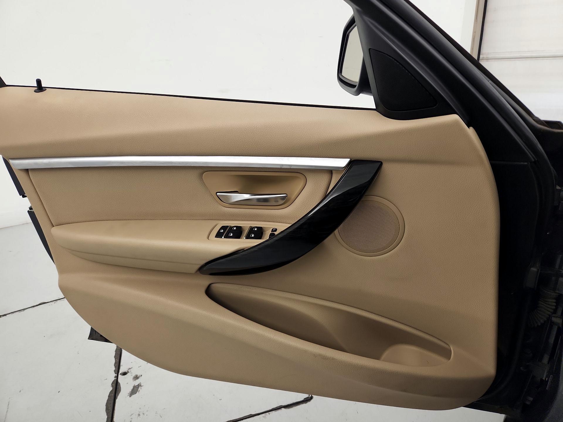 Thumbnail: 2016 BMW 3 Series - 12