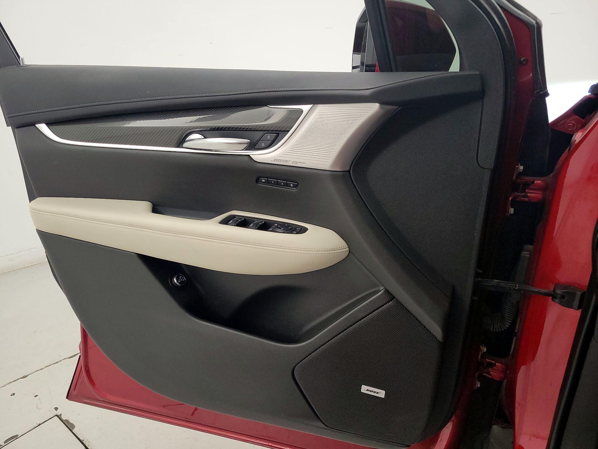 Thumbnail: 2021 Cadillac XT6 - 12