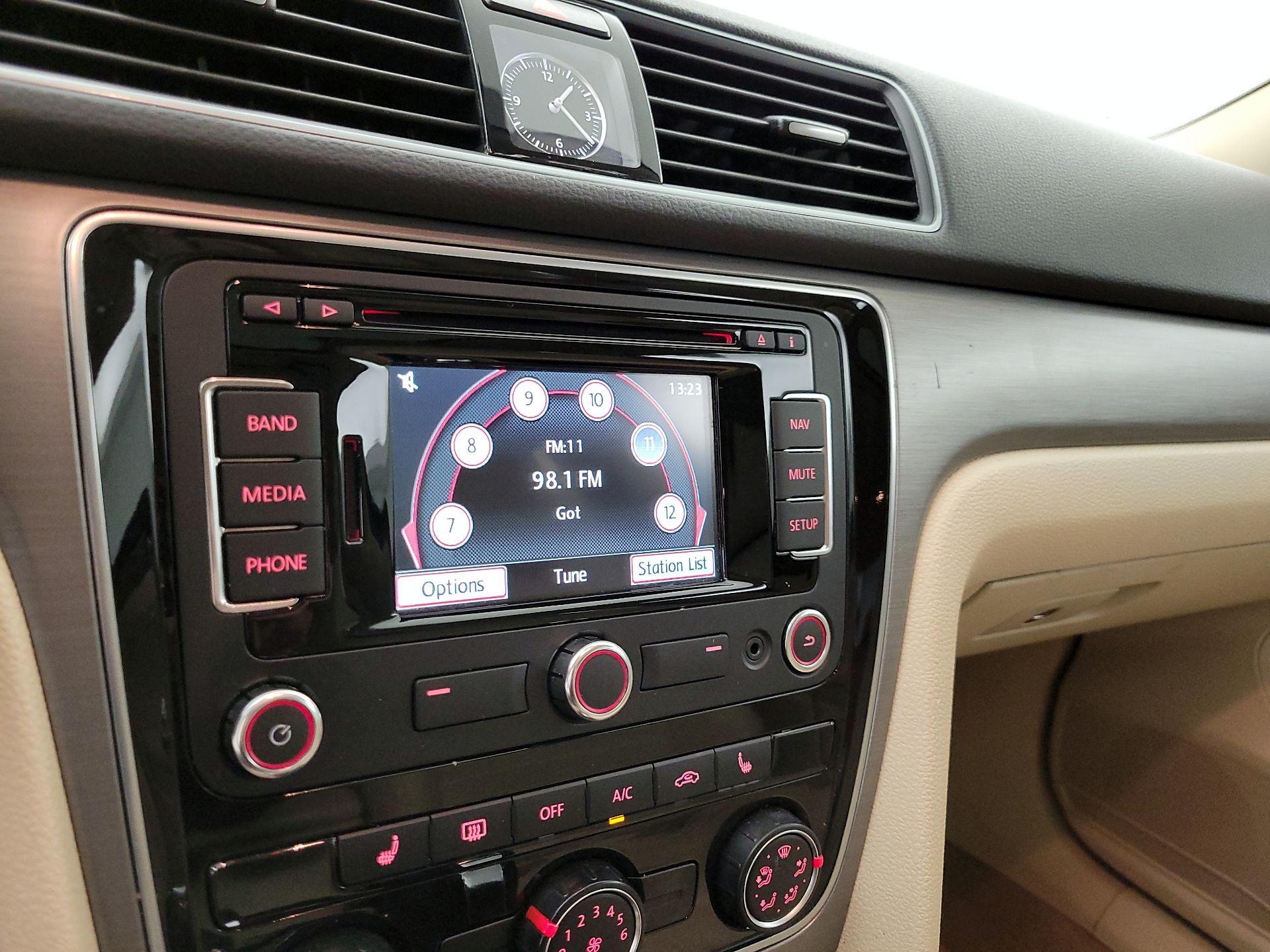 Thumbnail: 2014 Volkswagen Passat - 16