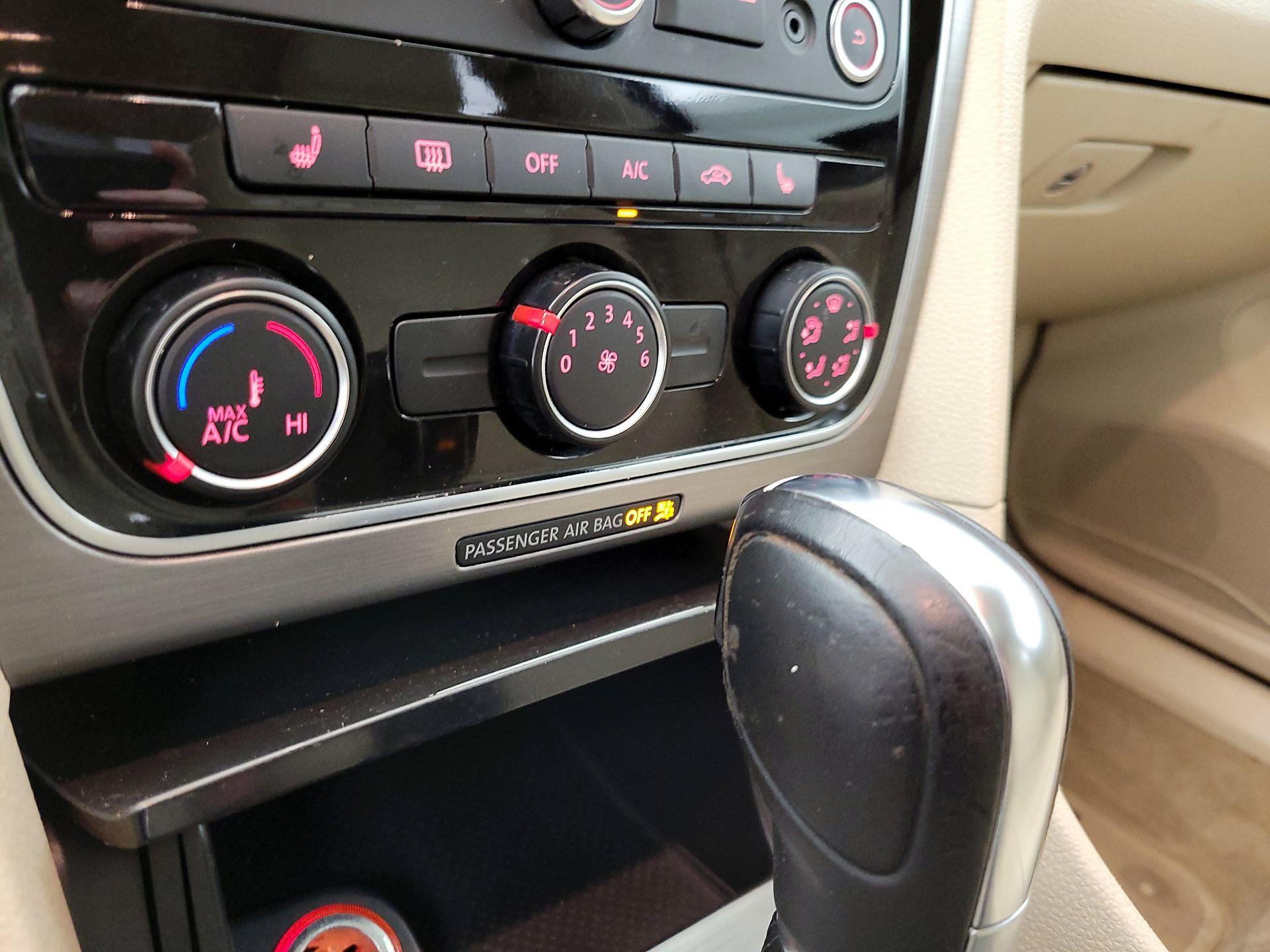 Thumbnail: 2014 Volkswagen Passat - 17