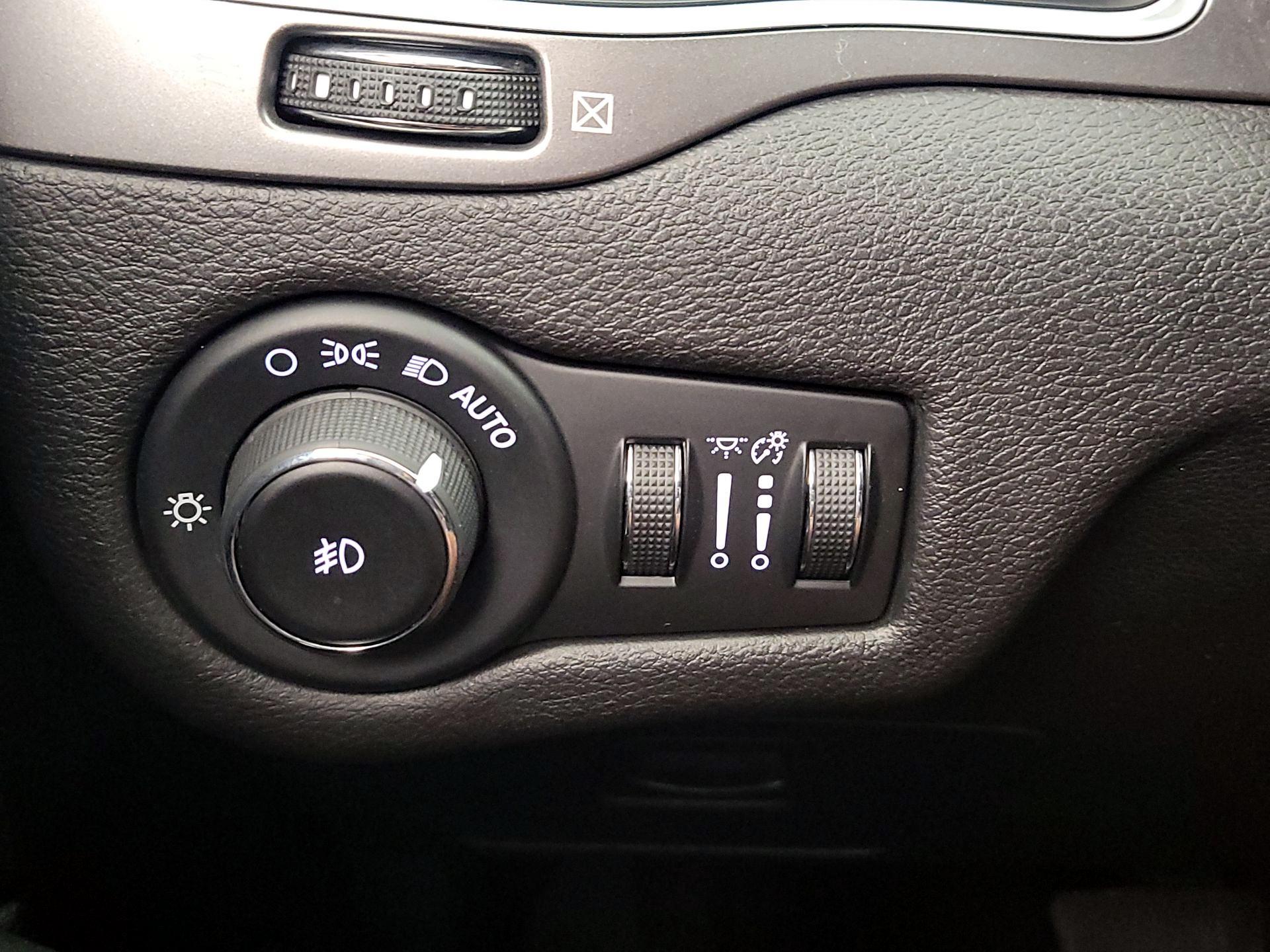 Thumbnail: 2019 Jeep Cherokee - 13