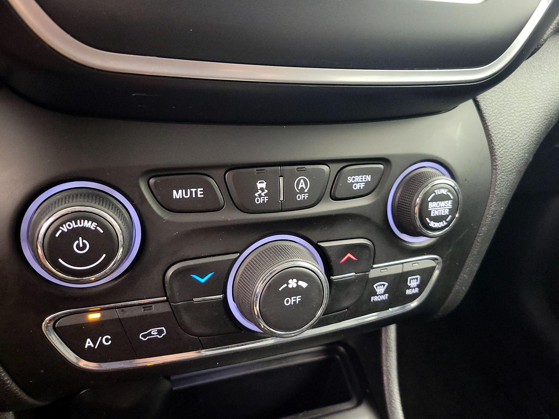 Thumbnail: 2019 Jeep Cherokee - 16