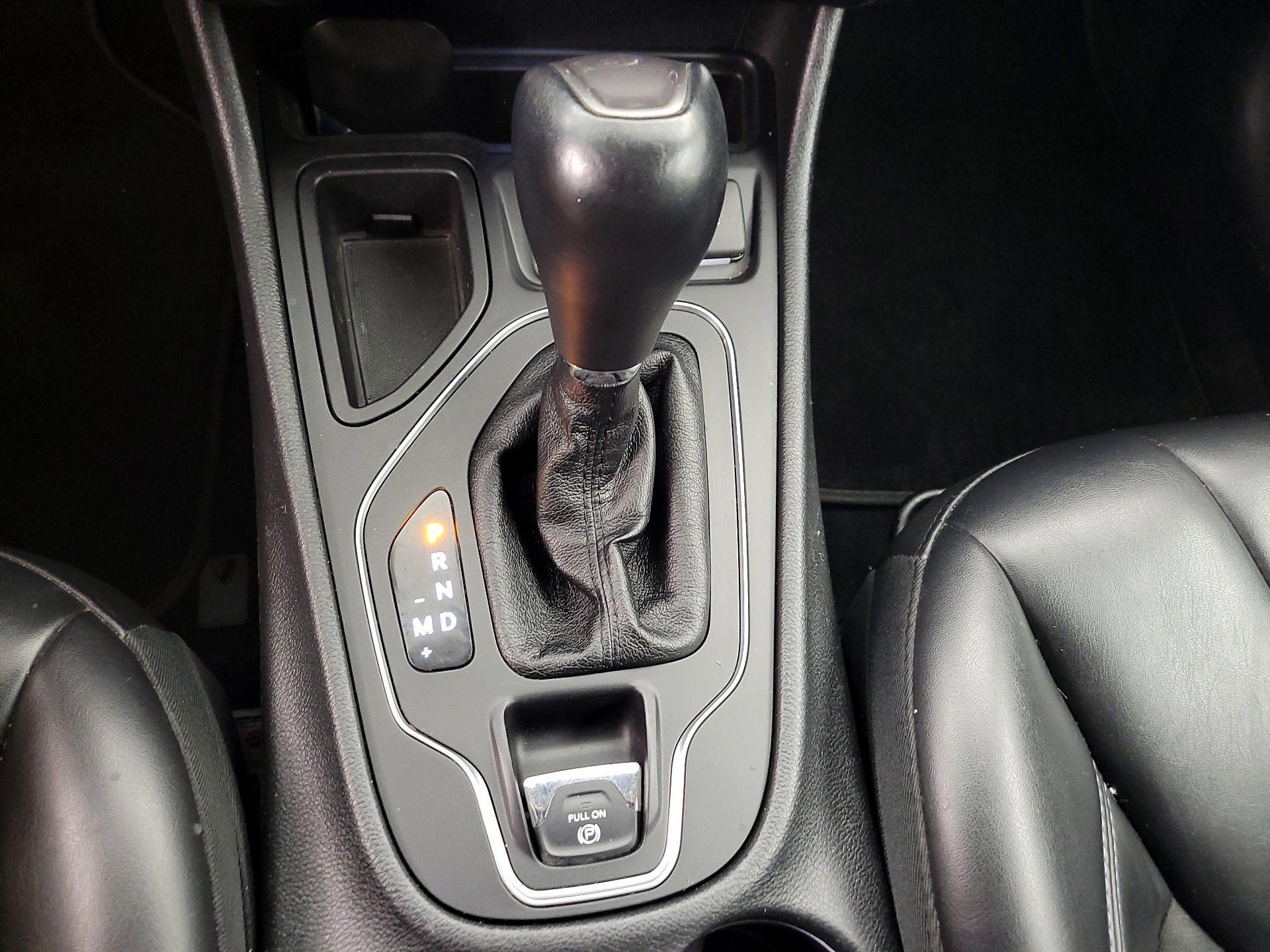 Thumbnail: 2019 Jeep Cherokee - 17