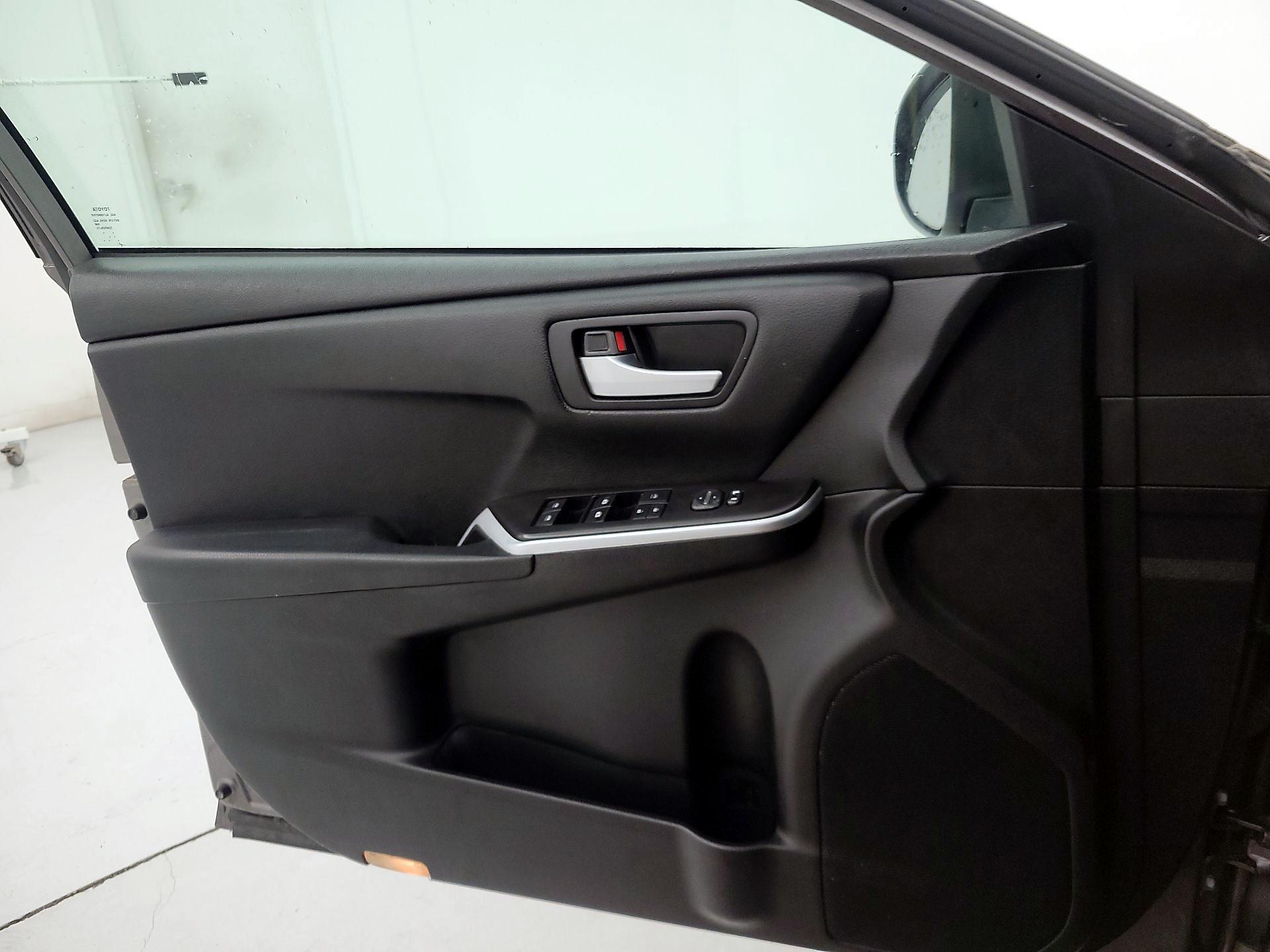 Thumbnail: 2015 Toyota Camry - 12