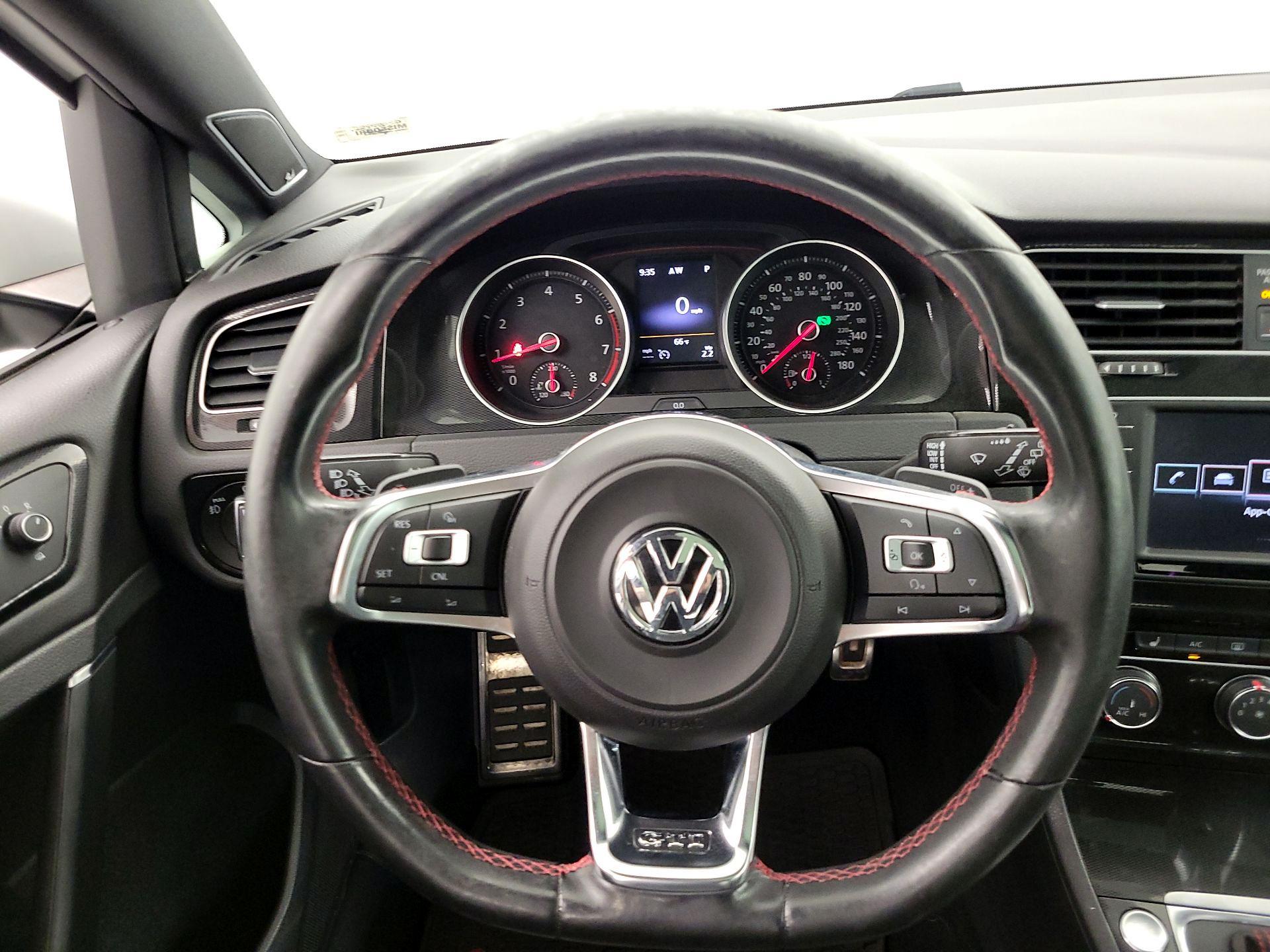 Thumbnail: 2016 Volkswagen Golf - 10