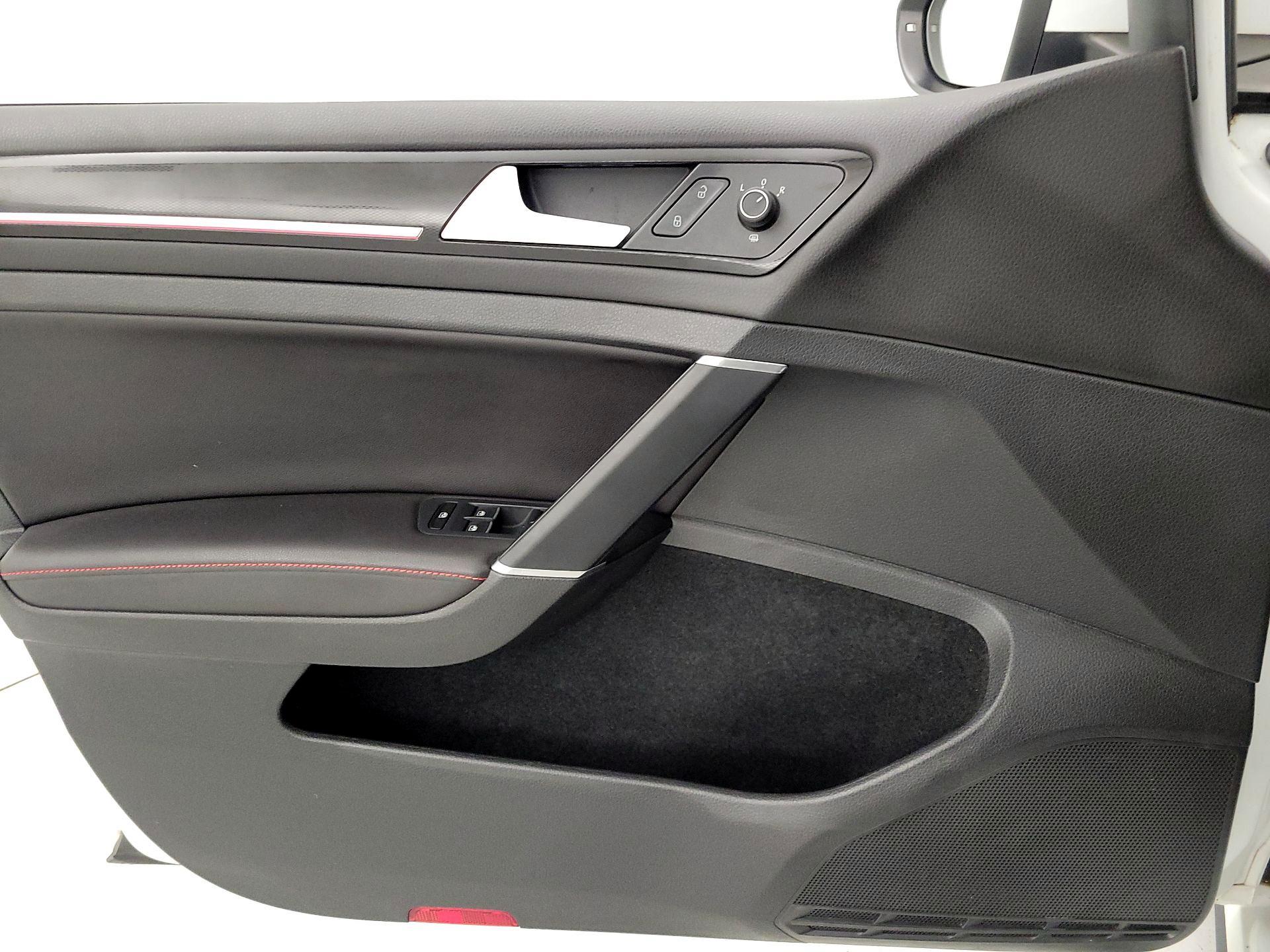 Thumbnail: 2016 Volkswagen Golf - 12