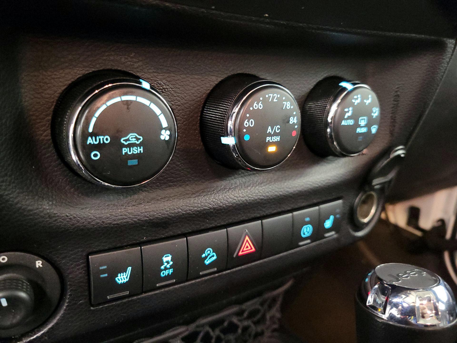 Thumbnail: 2015 Jeep Wrangler - 16