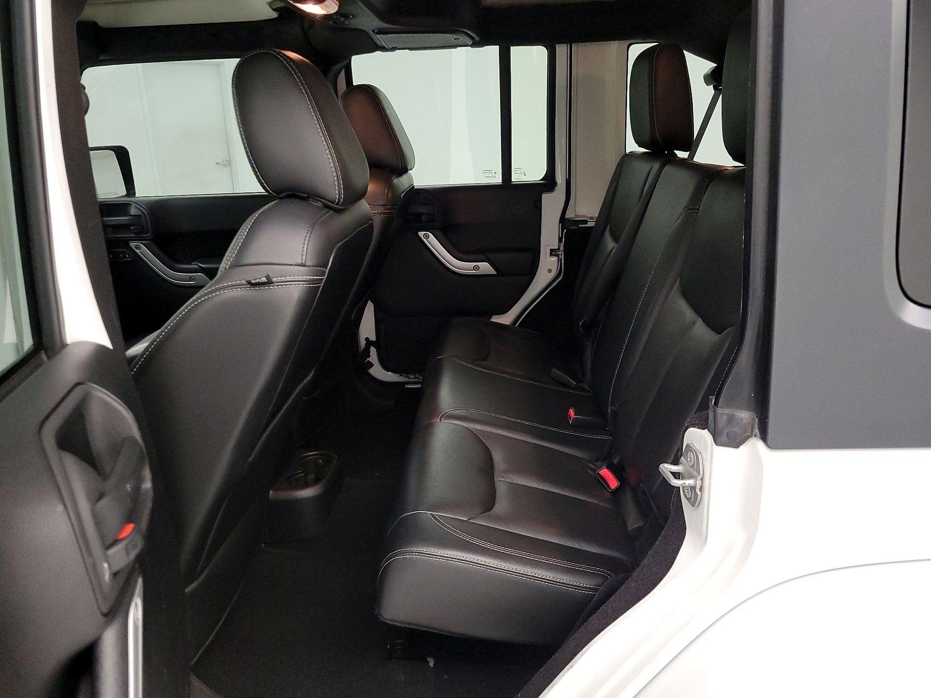 Thumbnail: 2015 Jeep Wrangler - 19