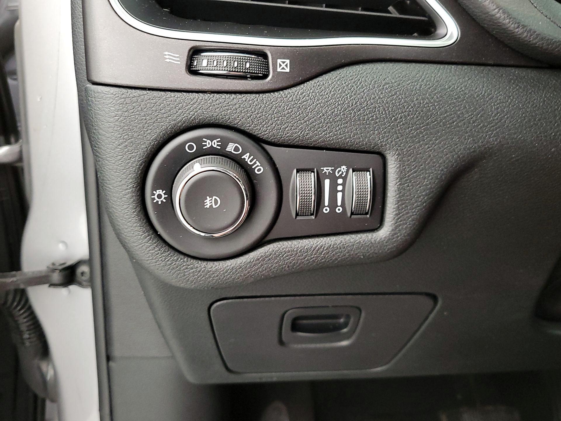Thumbnail: 2019 Jeep Cherokee - 13