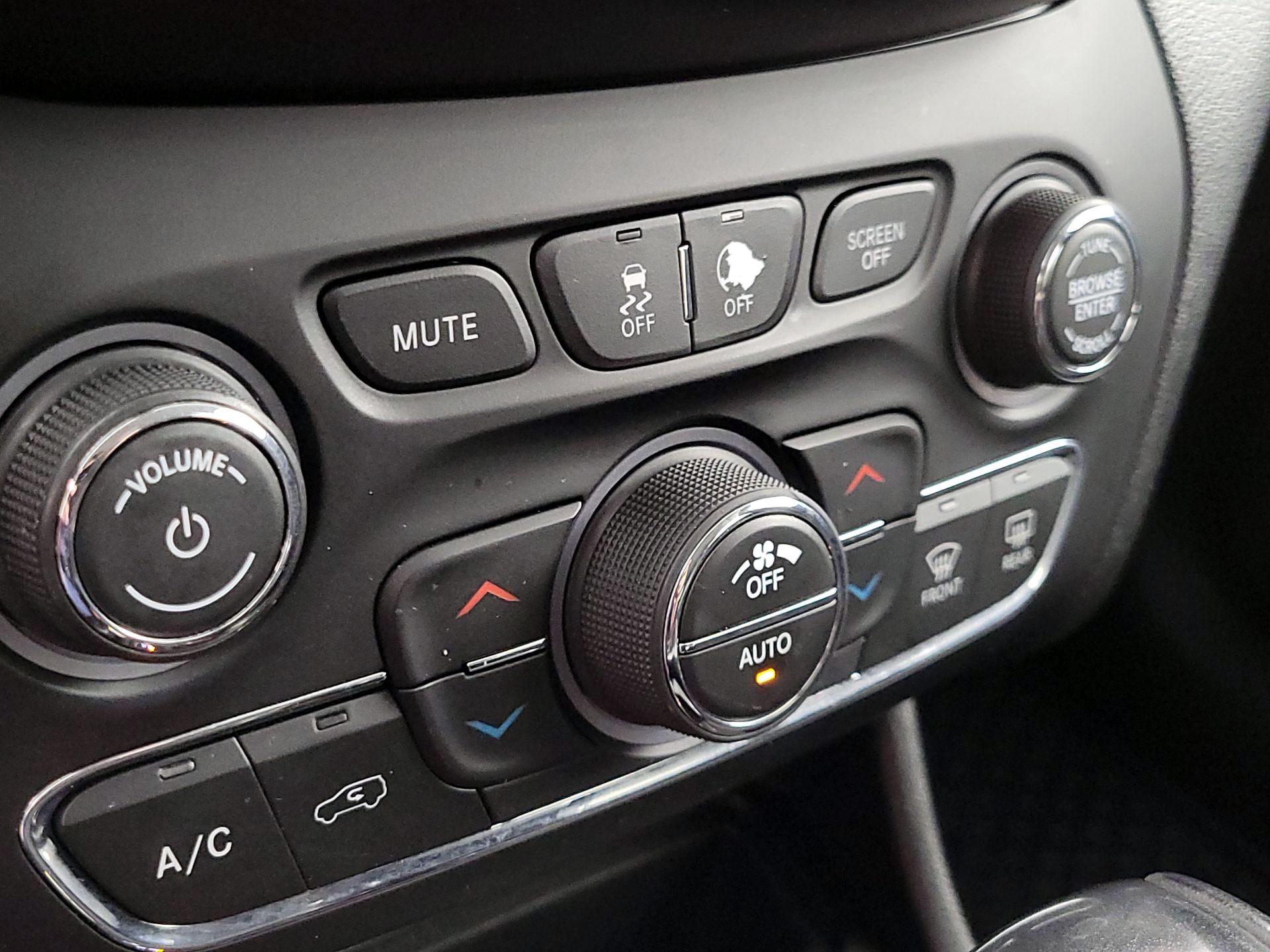 Thumbnail: 2019 Jeep Cherokee - 16