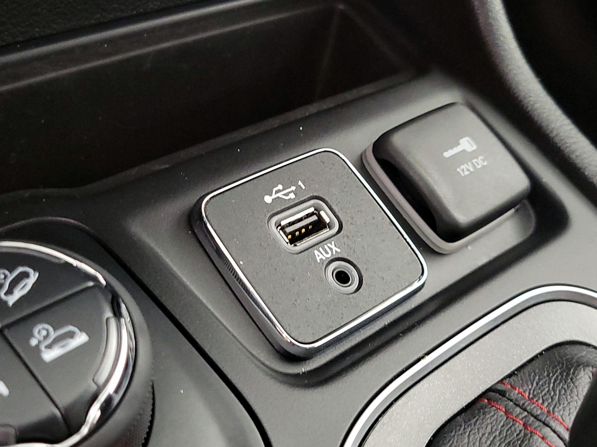 Thumbnail: 2019 Jeep Cherokee - 18