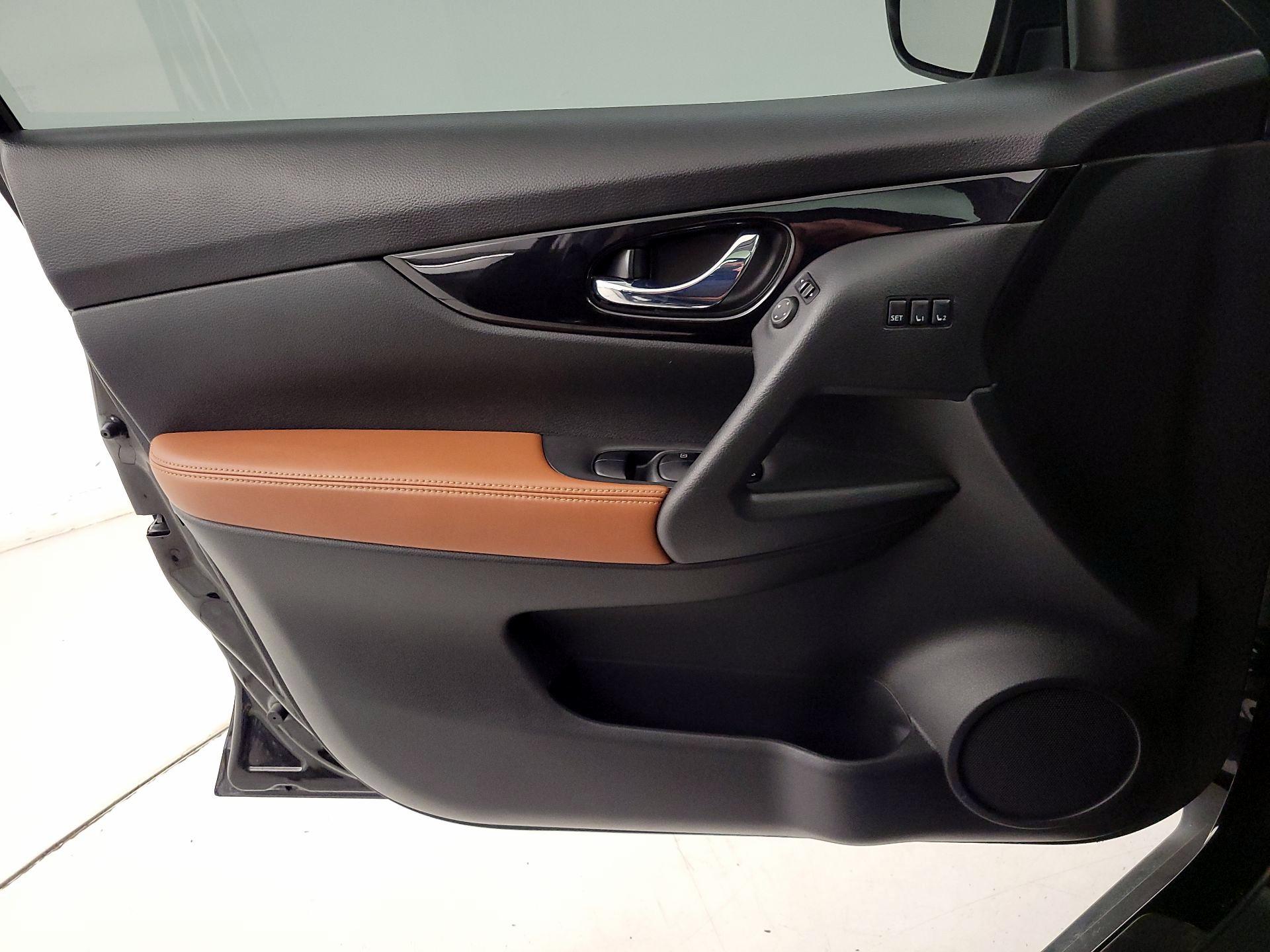 Thumbnail: 2018 Nissan Rogue - 12