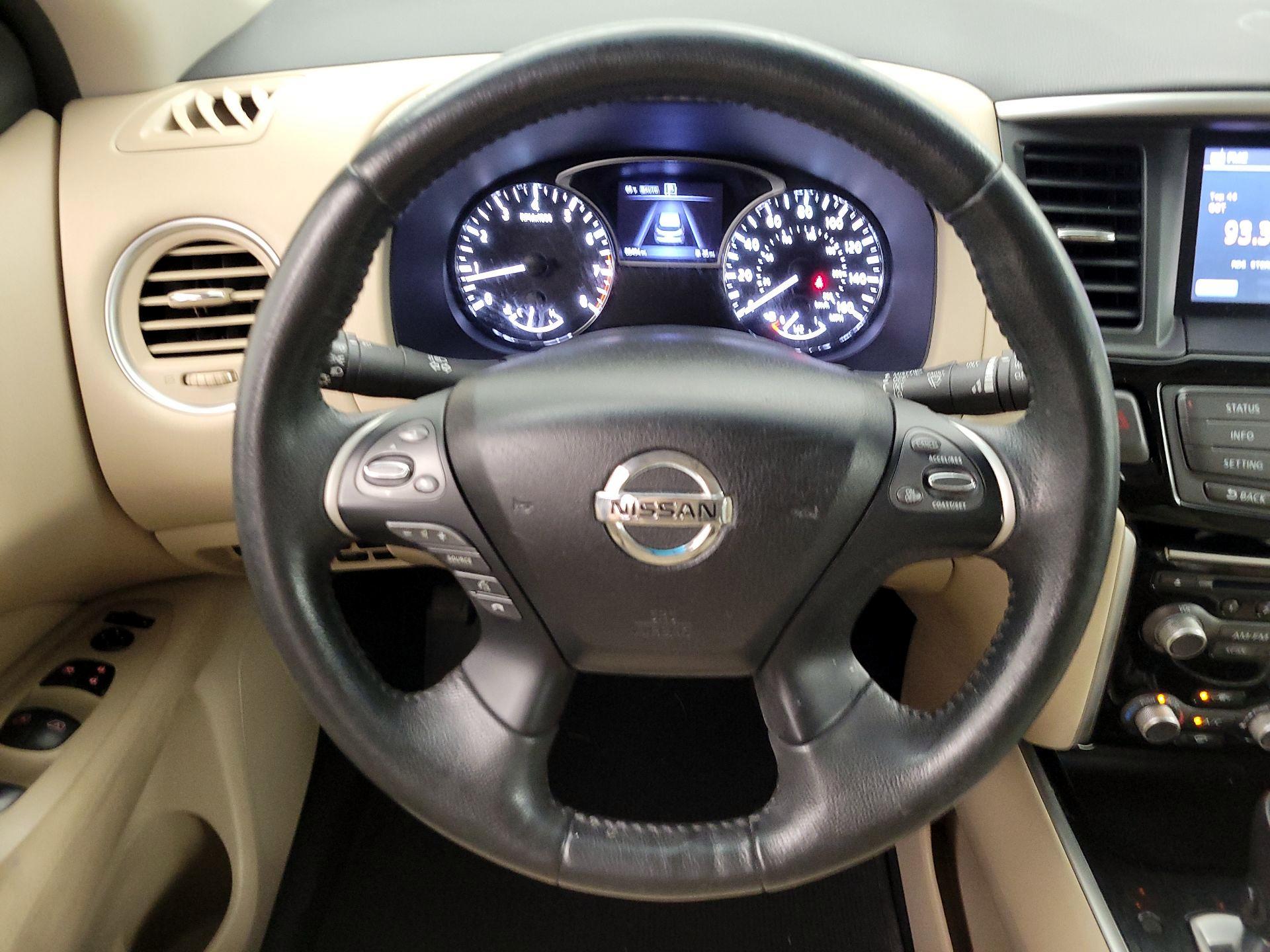 Thumbnail: 2016 Nissan Pathfinder - 10