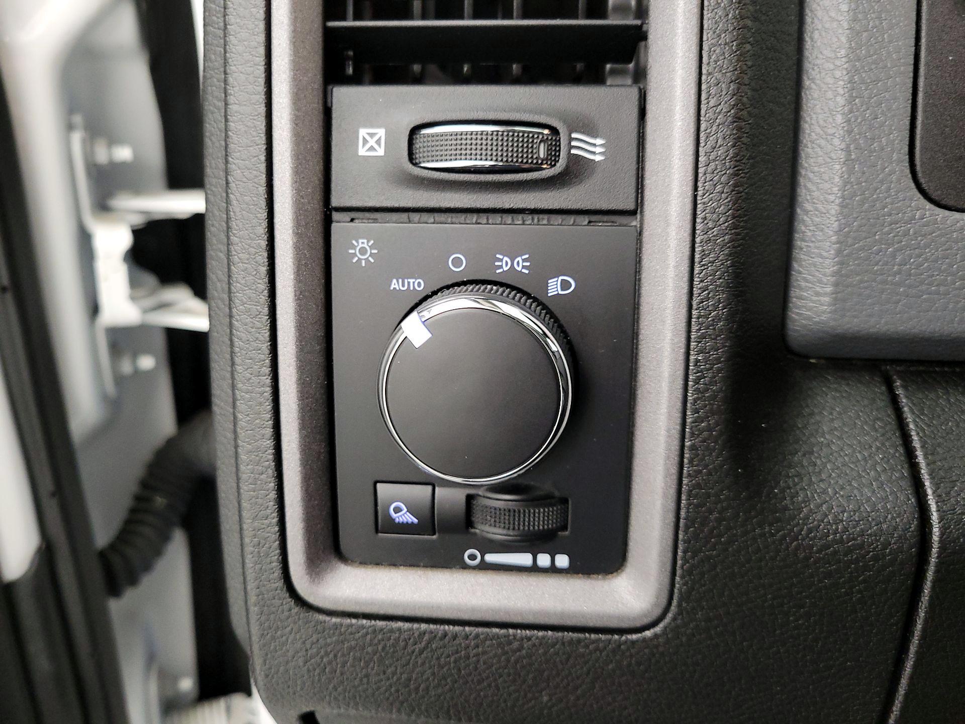 Thumbnail: 2019 RAM 1500 Classic - 13