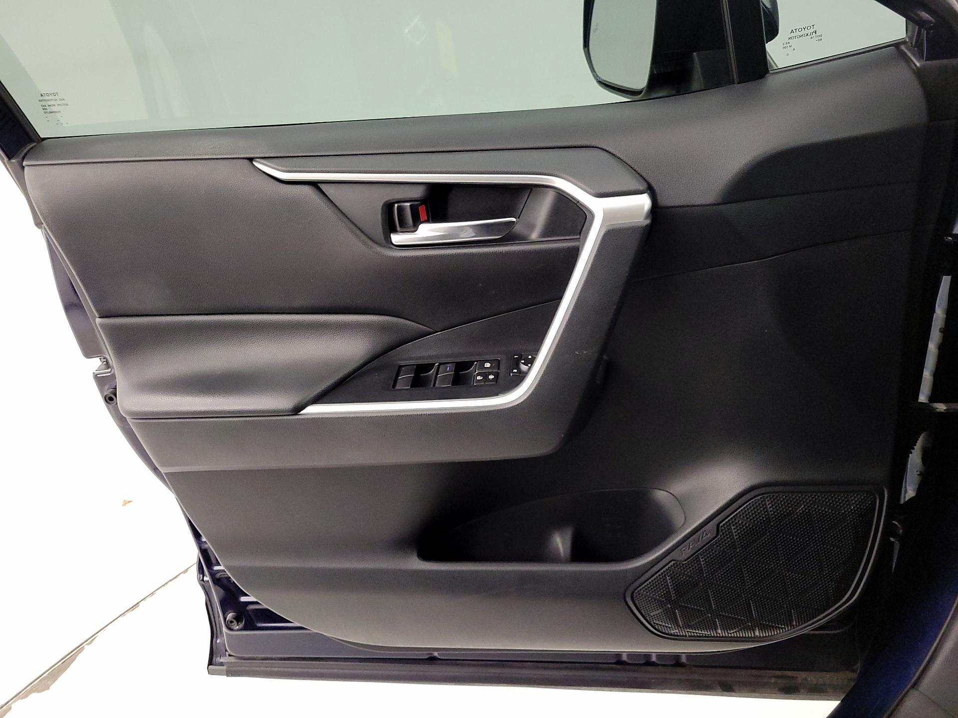 Thumbnail: 2020 Toyota RAV4 - 12