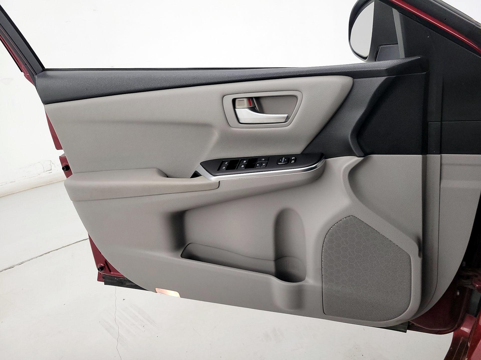 Thumbnail: 2016 Toyota Camry - 12