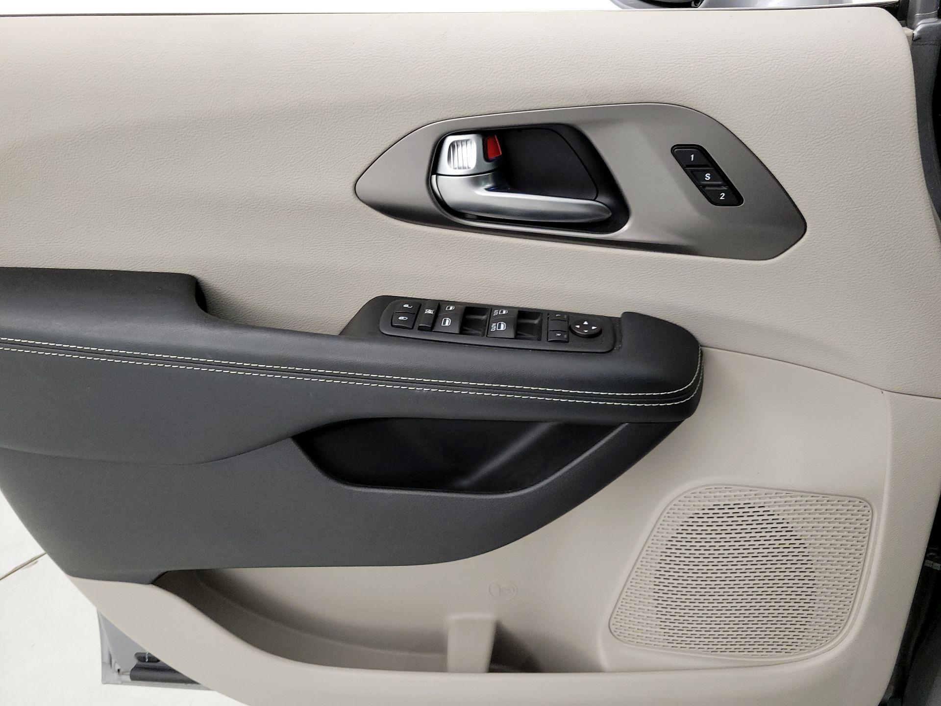 Thumbnail: 2020 Chrysler Pacifica - 12