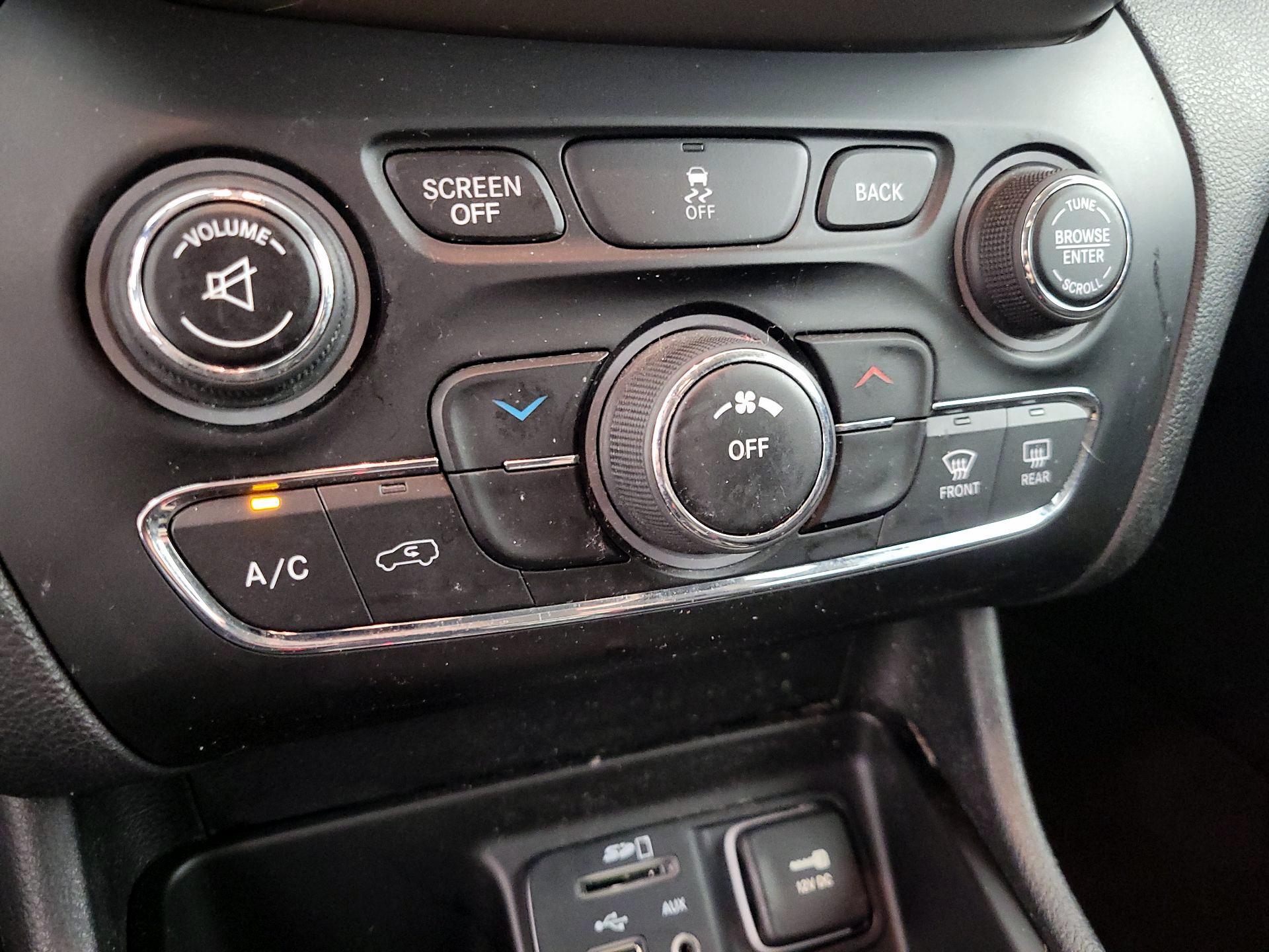 Thumbnail: 2014 Jeep Cherokee - 15