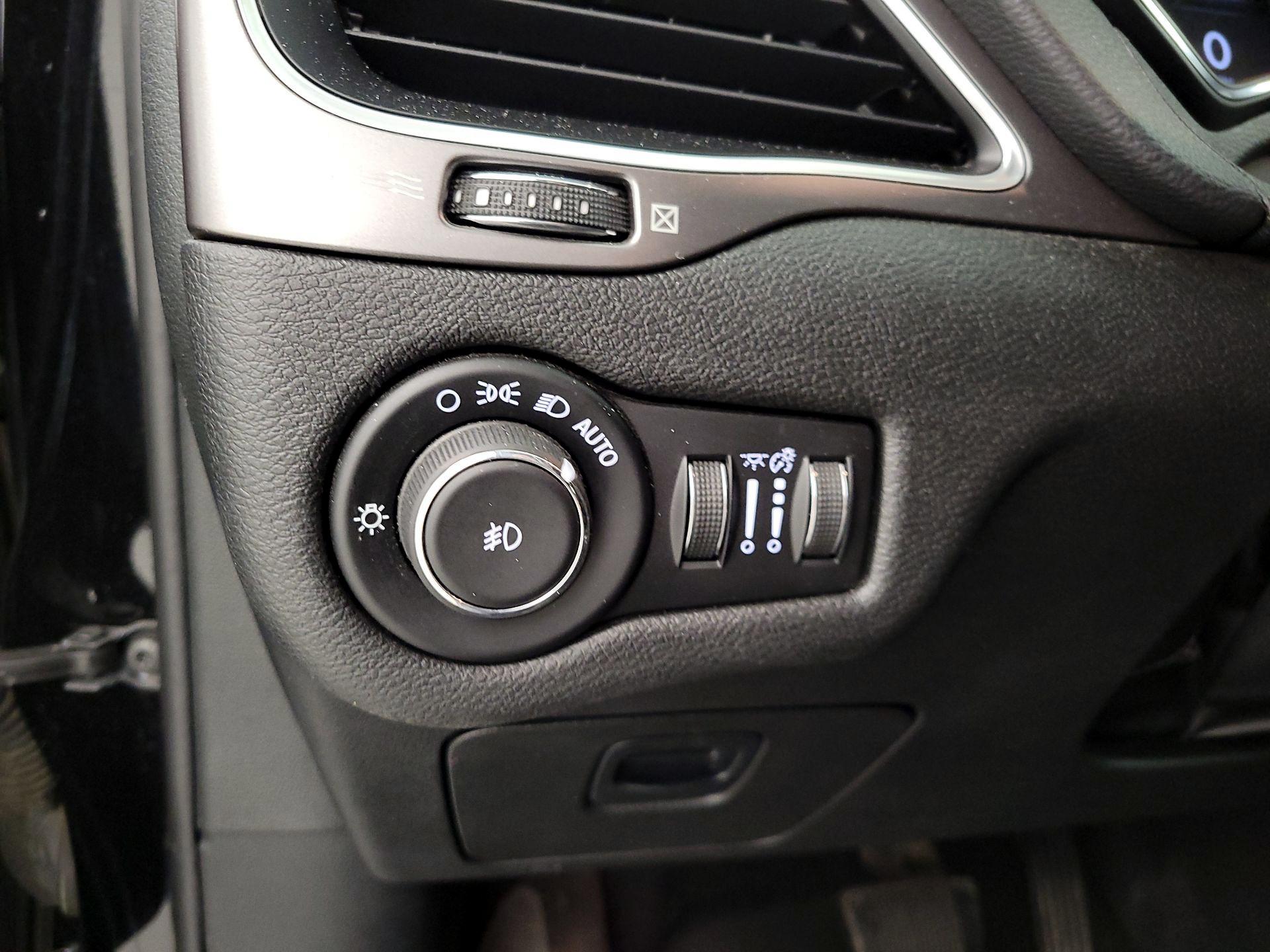 Thumbnail: 2019 Jeep Cherokee - 13