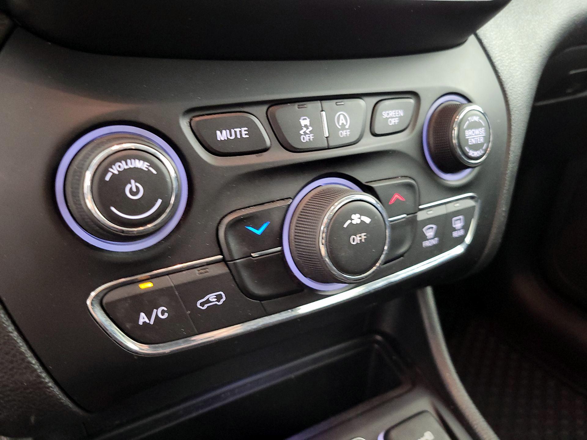 Thumbnail: 2019 Jeep Cherokee - 16