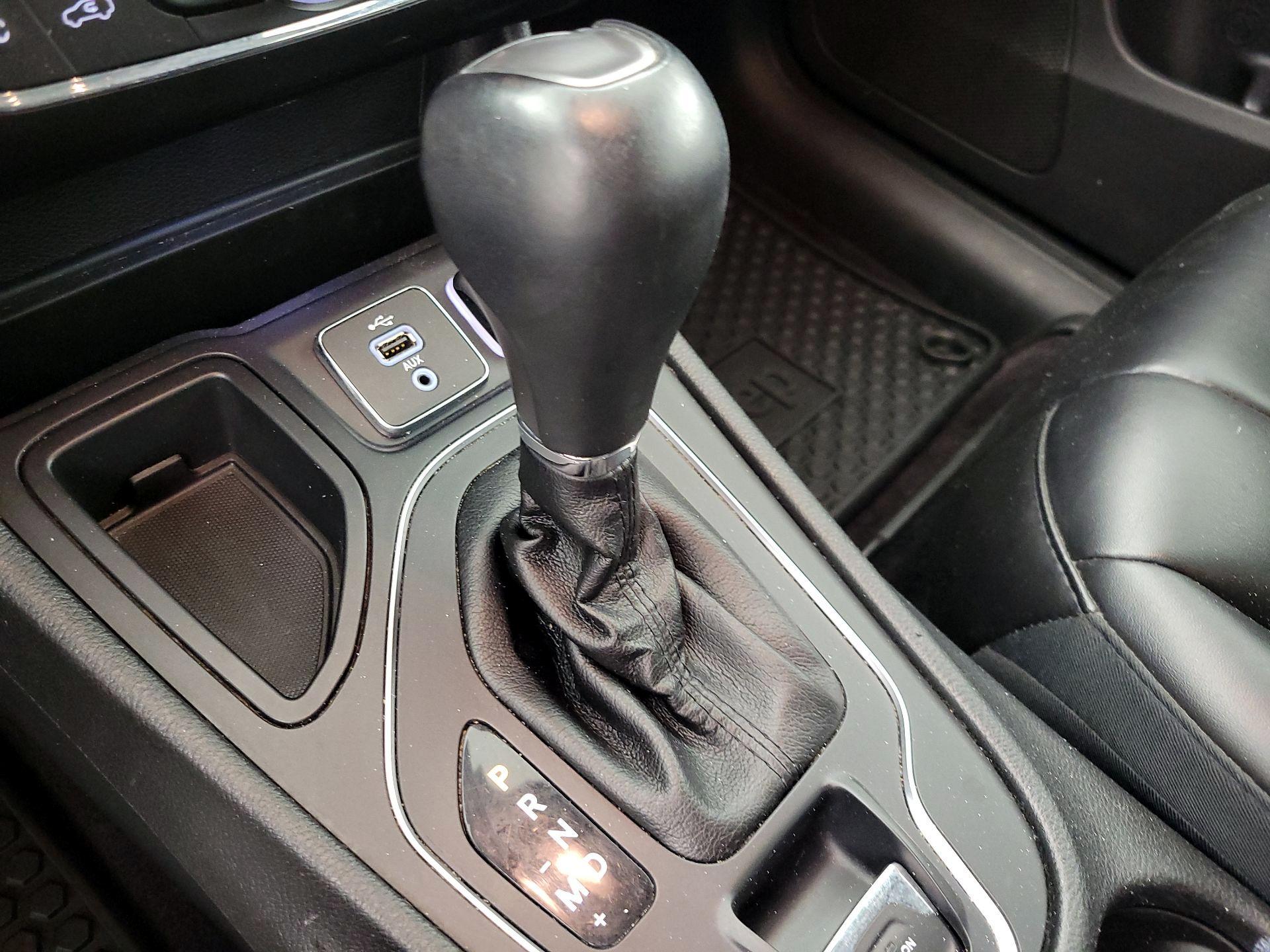 Thumbnail: 2019 Jeep Cherokee - 17