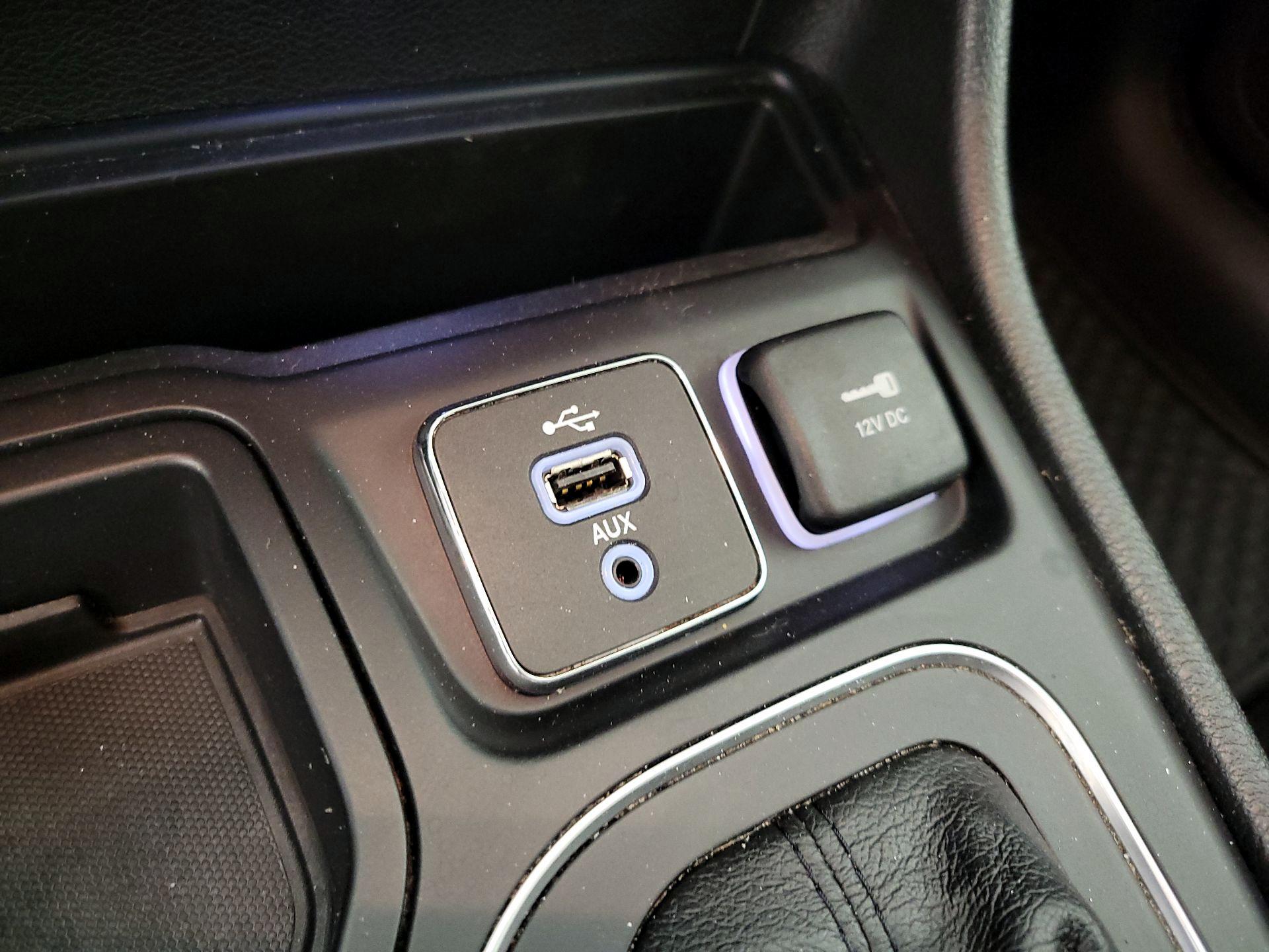 Thumbnail: 2019 Jeep Cherokee - 18