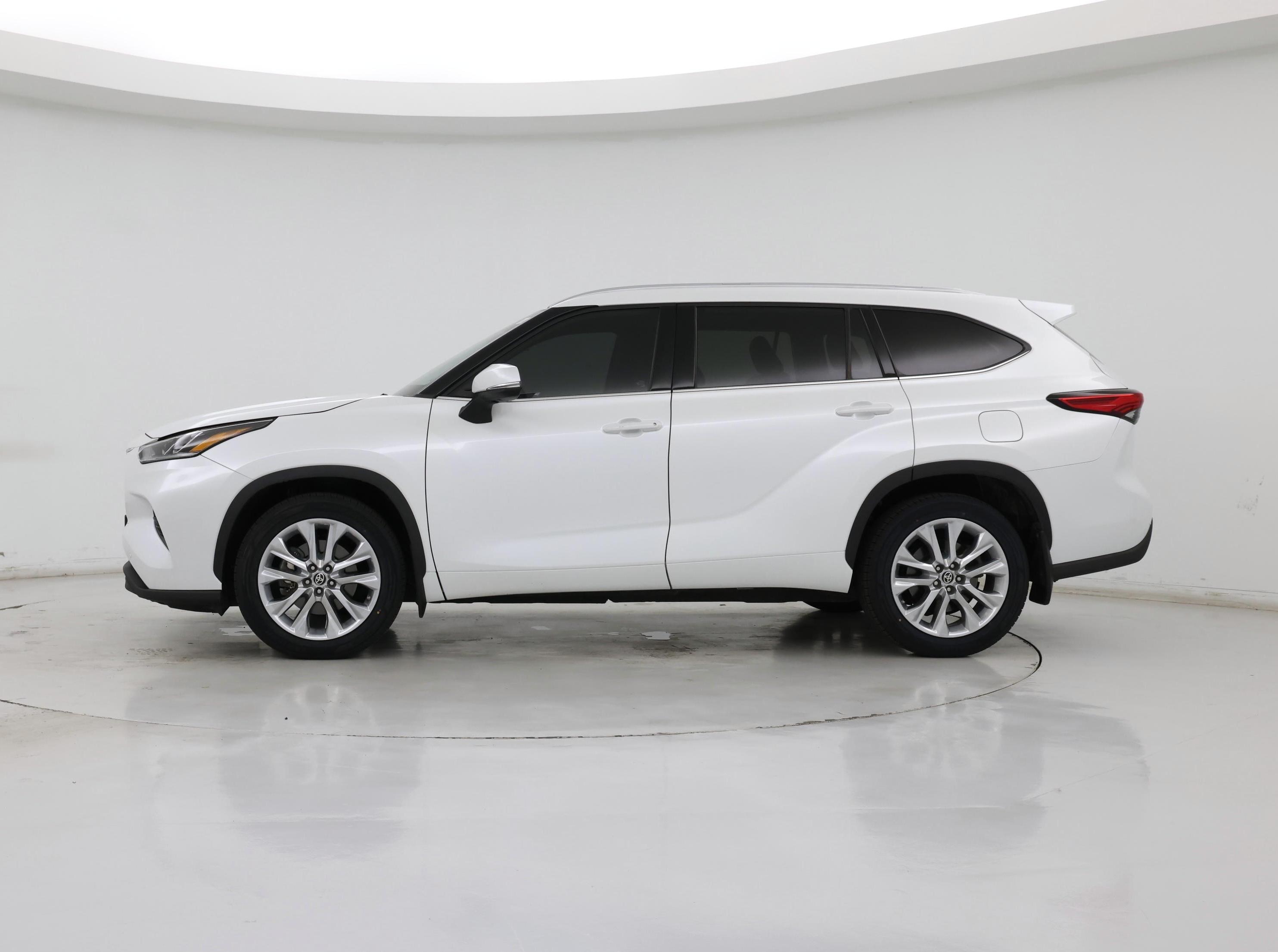 Thumbnail: 2022 Toyota Highlander - 3