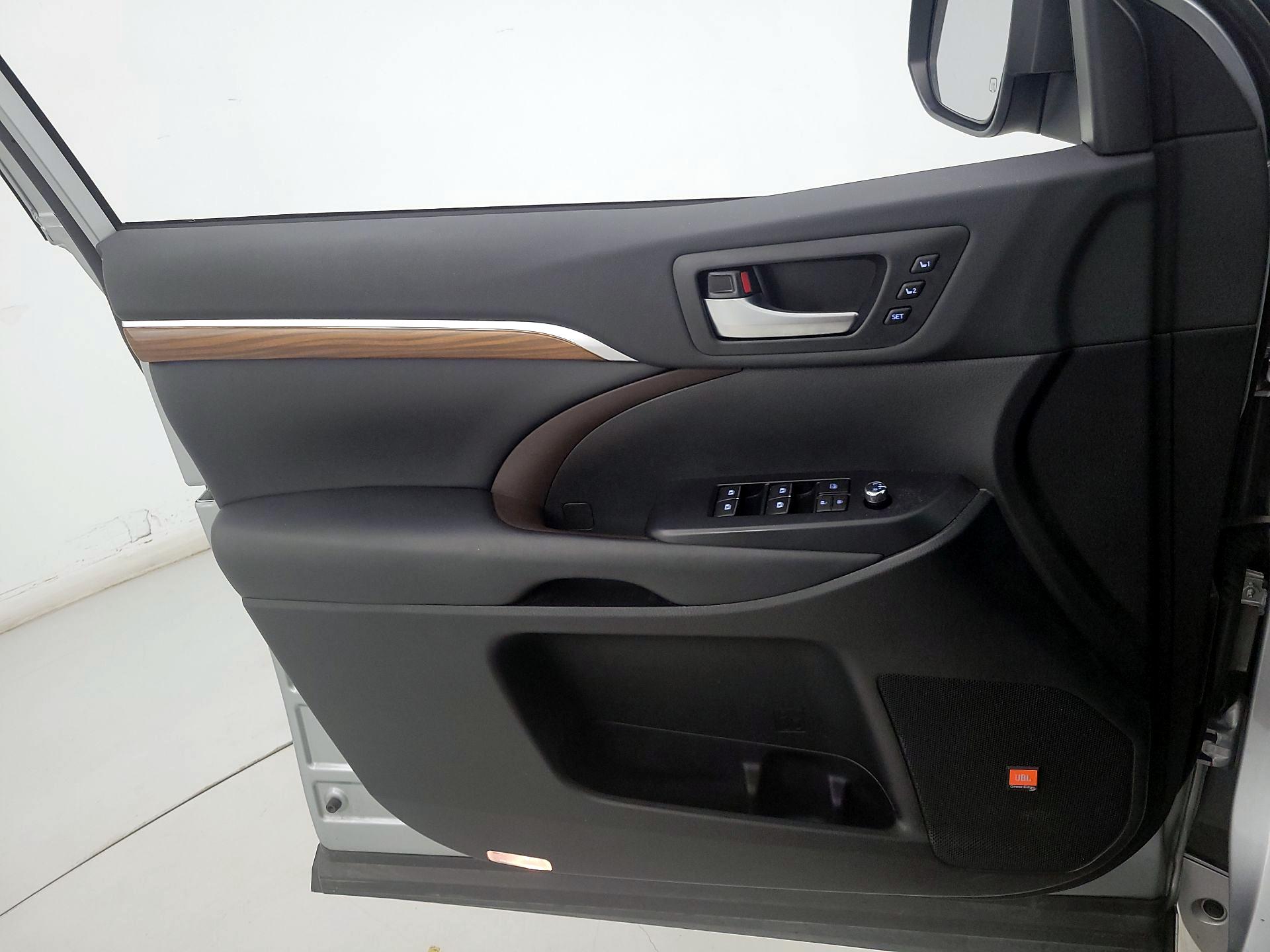 Thumbnail: 2019 Toyota Highlander - 12