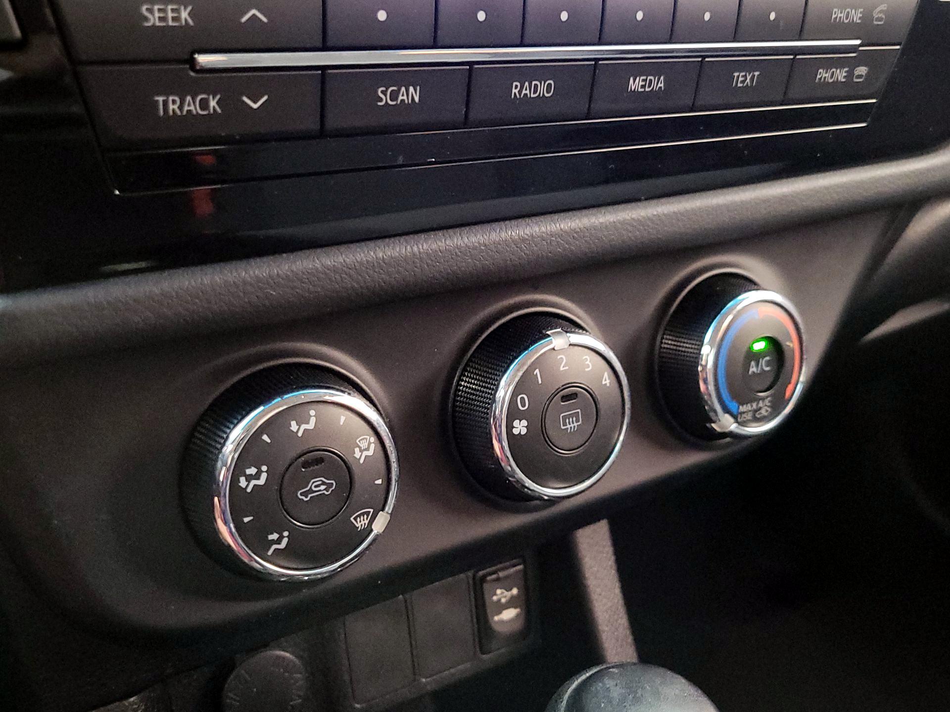 Thumbnail: 2015 Toyota Corolla - 15