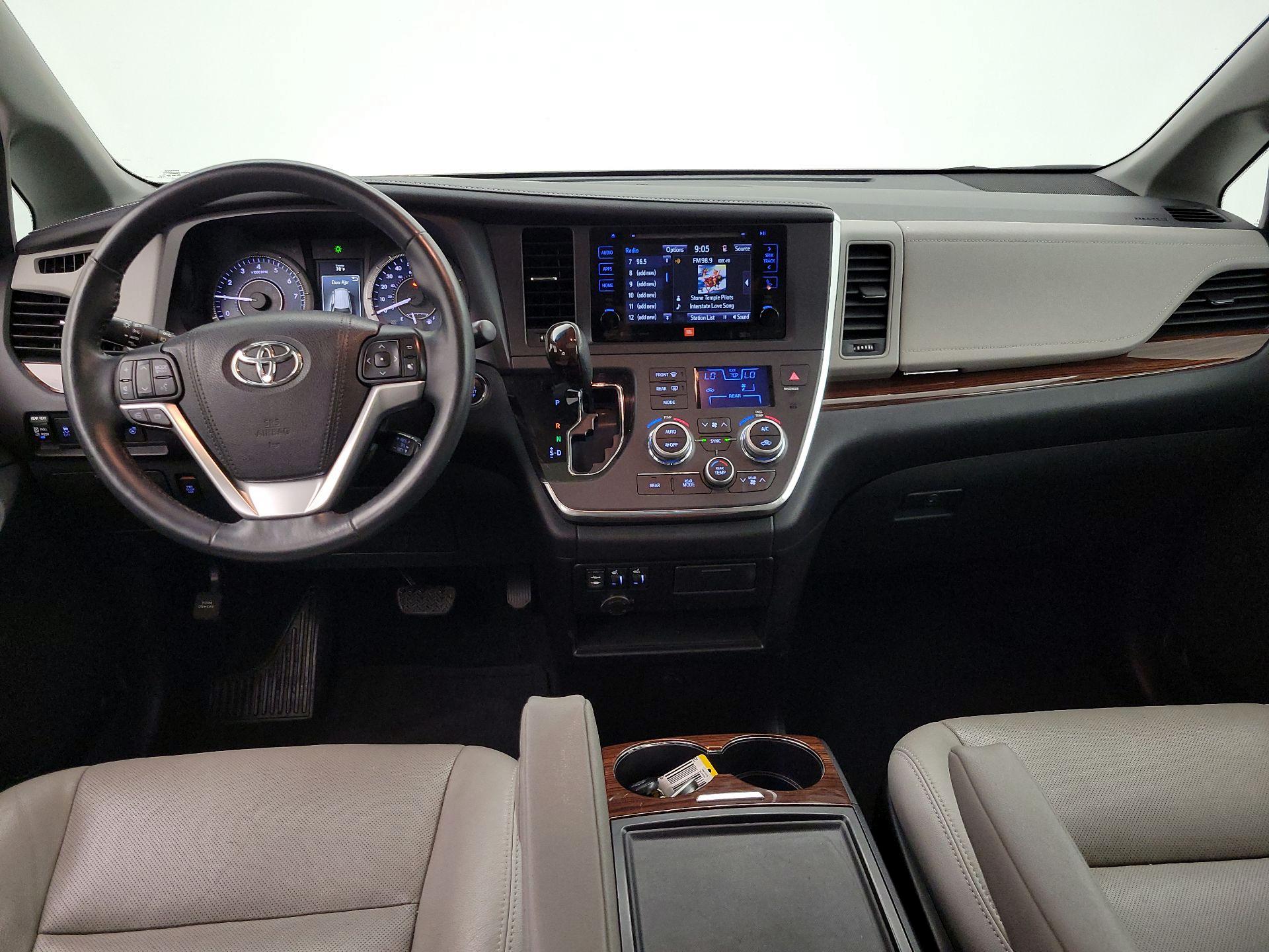 Thumbnail: 2017 Toyota Sienna - 9
