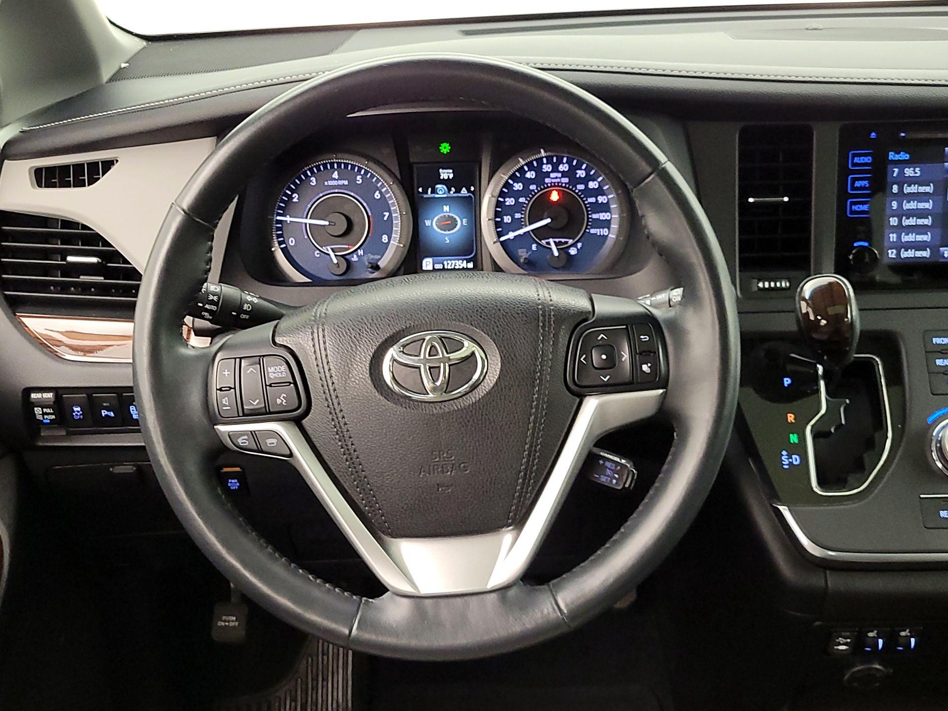 Thumbnail: 2017 Toyota Sienna - 10