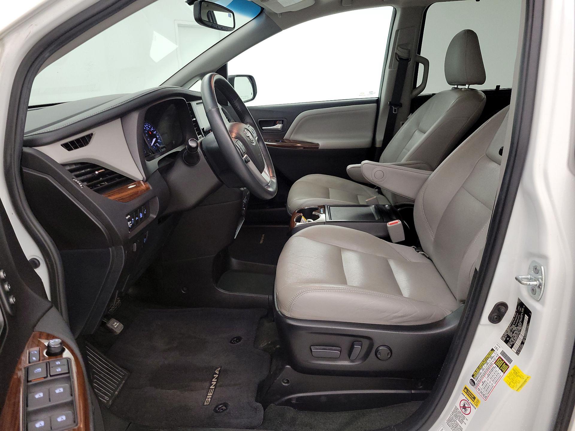 Thumbnail: 2017 Toyota Sienna - 11