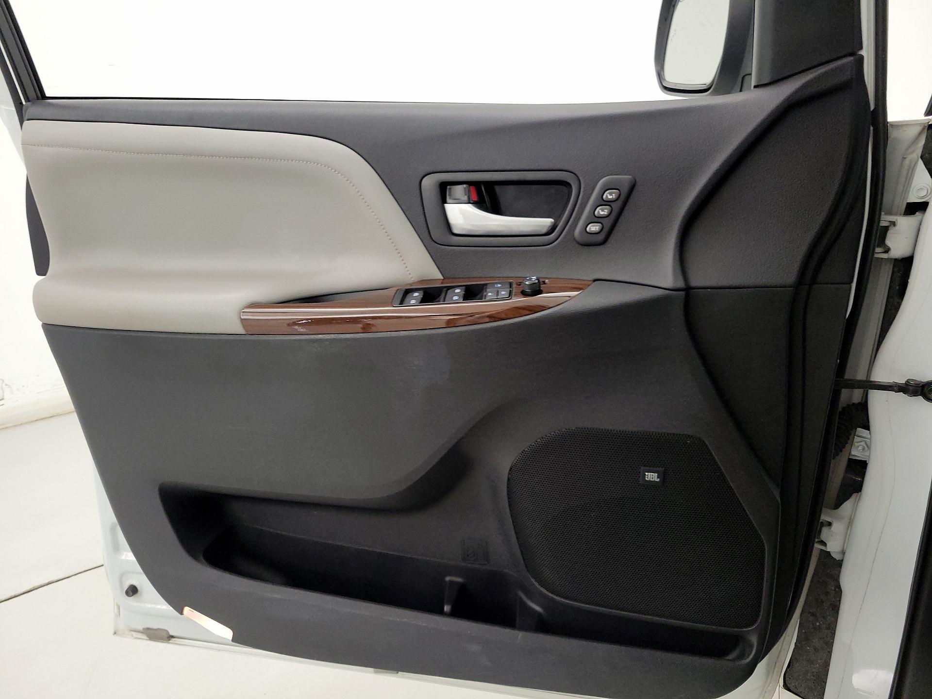 Thumbnail: 2017 Toyota Sienna - 12