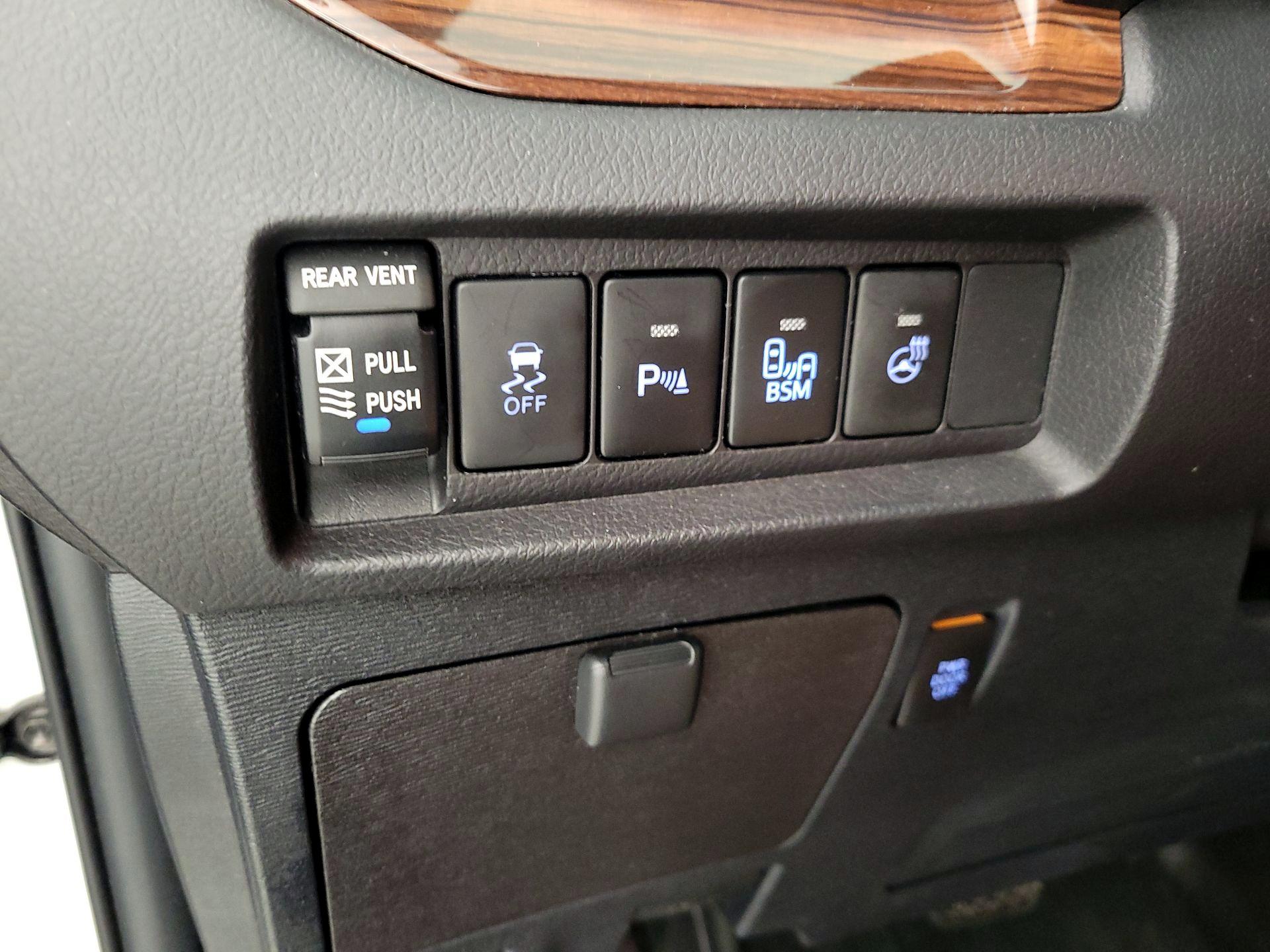 Thumbnail: 2017 Toyota Sienna - 13