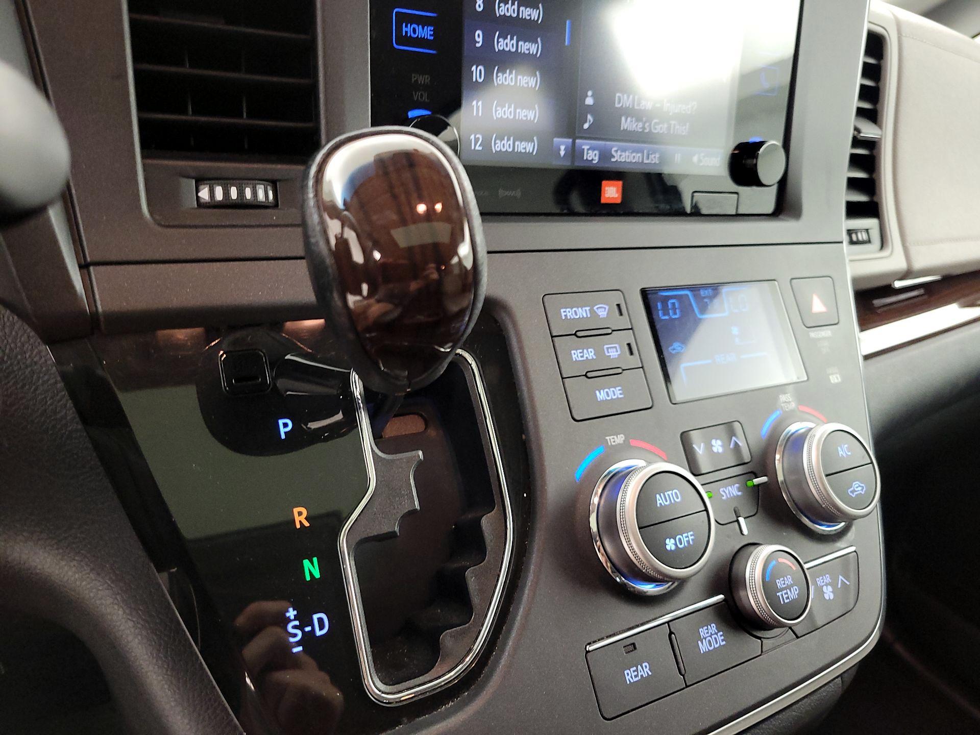 Thumbnail: 2017 Toyota Sienna - 17