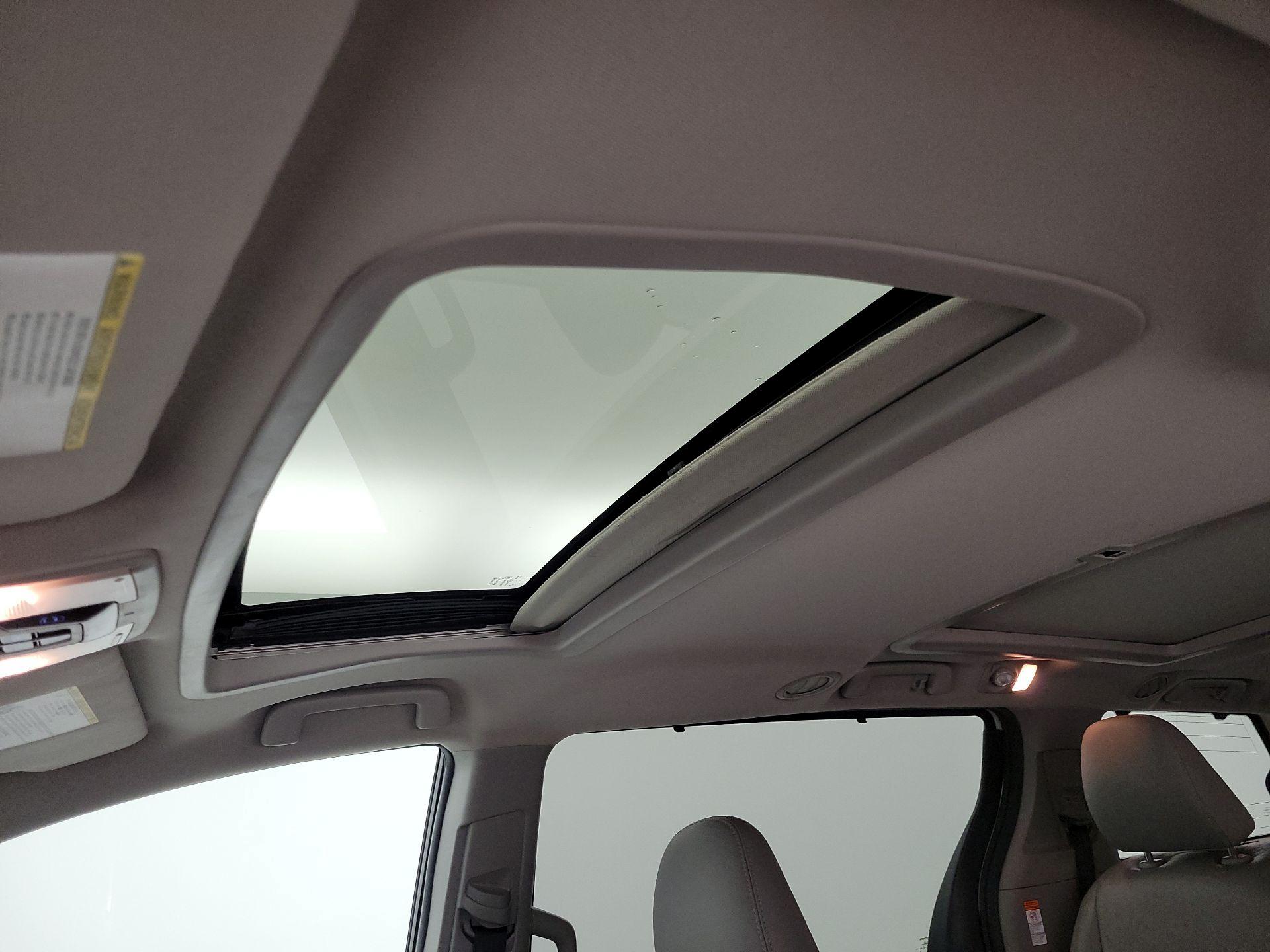 Thumbnail: 2017 Toyota Sienna - 18