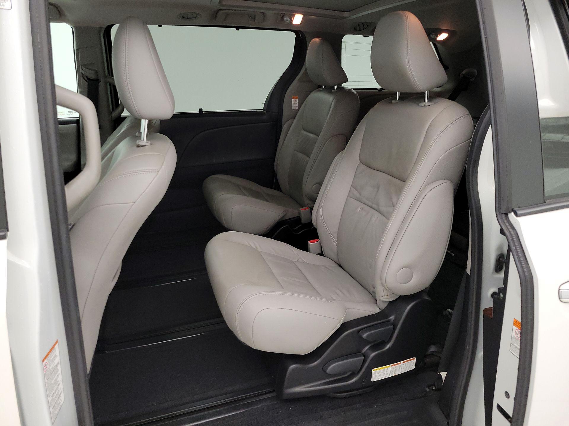 Thumbnail: 2017 Toyota Sienna - 19