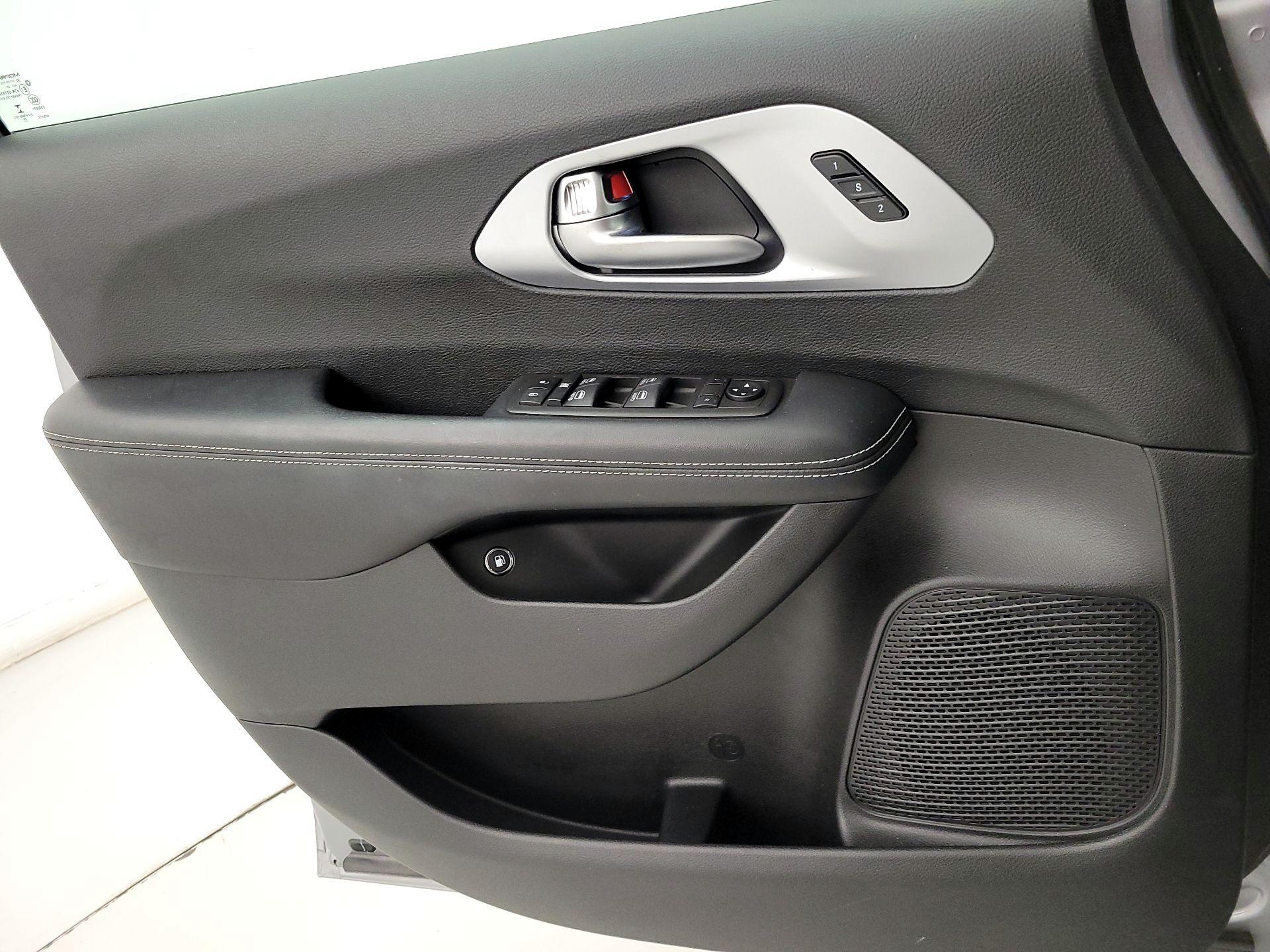 Thumbnail: 2021 Chrysler Pacifica - 12