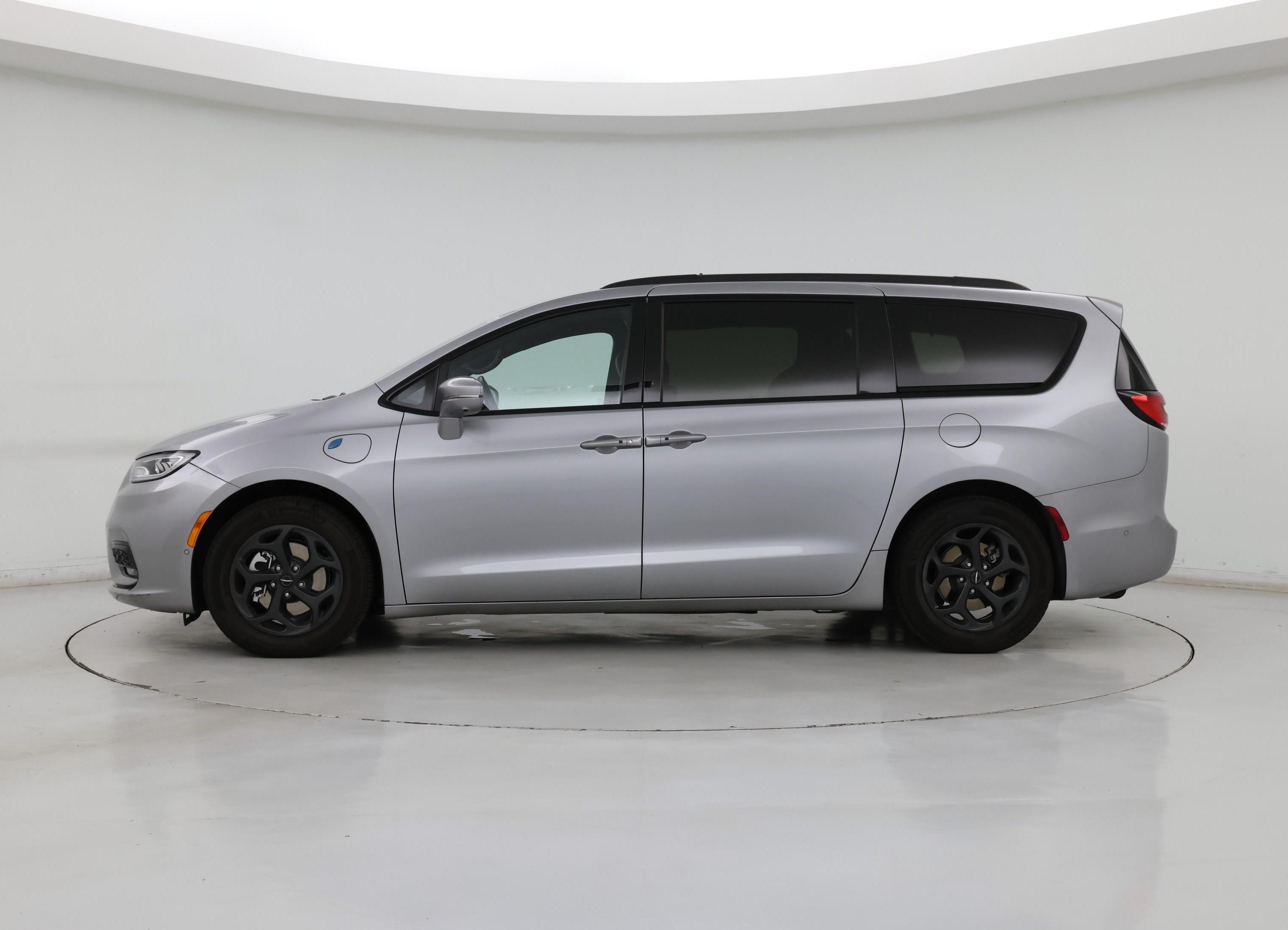 Thumbnail: 2021 Chrysler Pacifica - 3