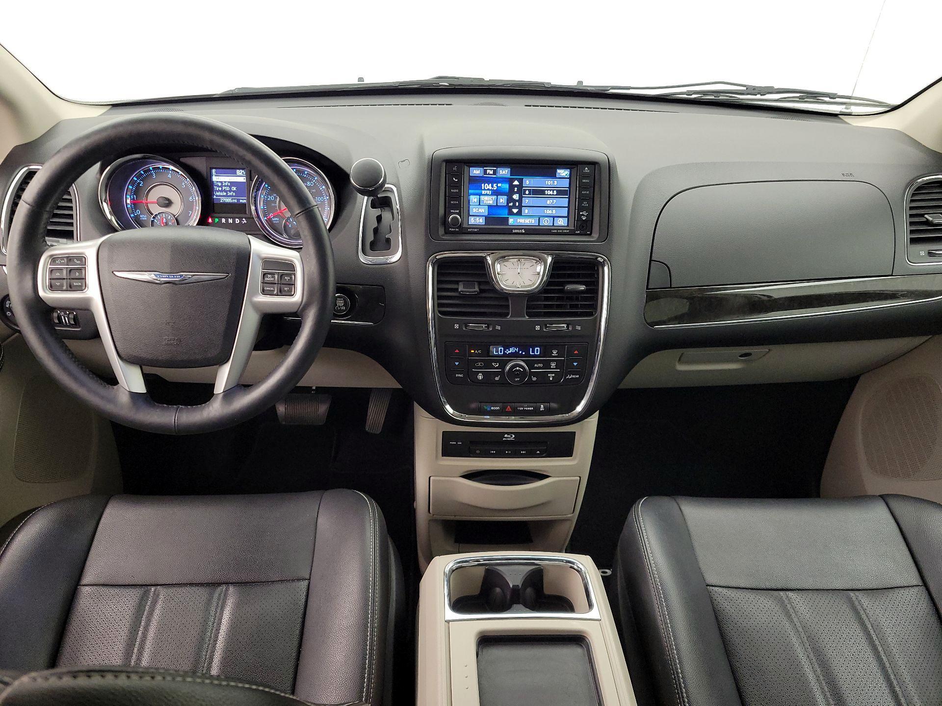 Thumbnail: 2014 Chrysler Town & Country - 9