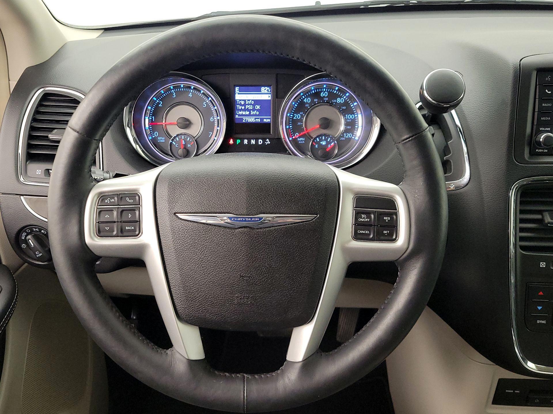 Thumbnail: 2014 Chrysler Town & Country - 10