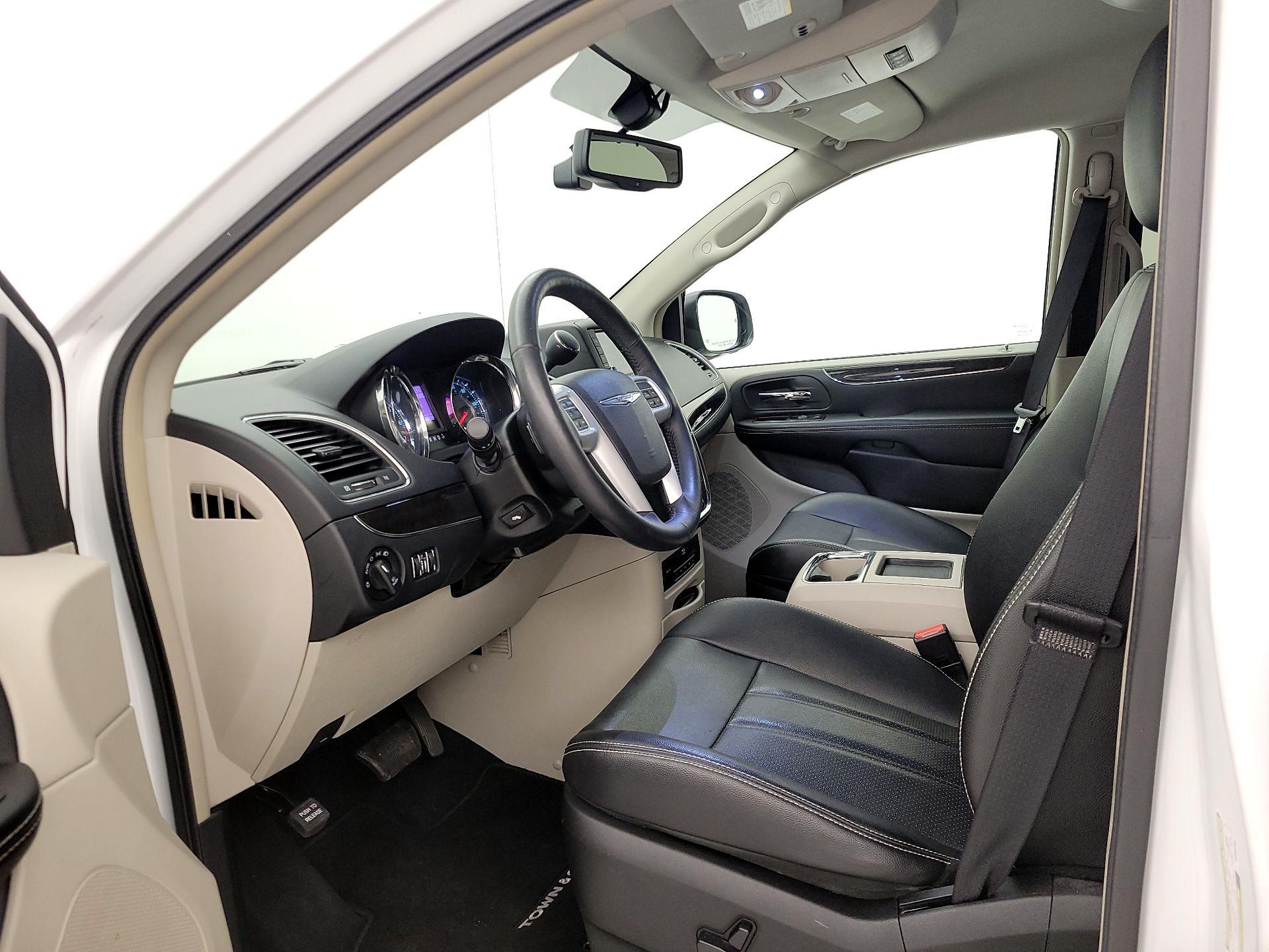 Thumbnail: 2014 Chrysler Town & Country - 11