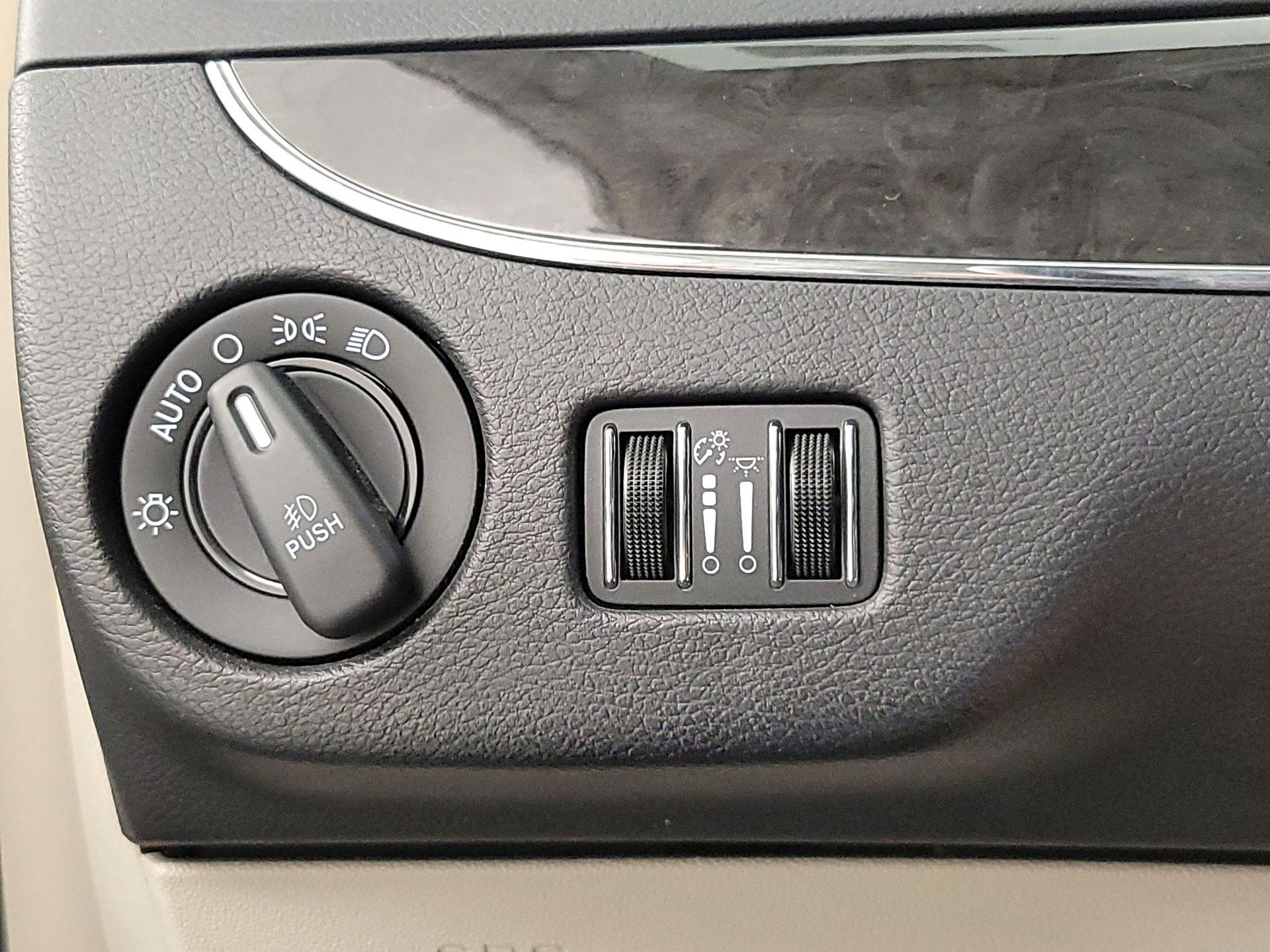 Thumbnail: 2014 Chrysler Town & Country - 13