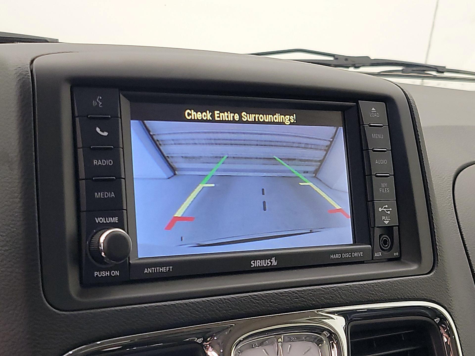 Thumbnail: 2014 Chrysler Town & Country - 15