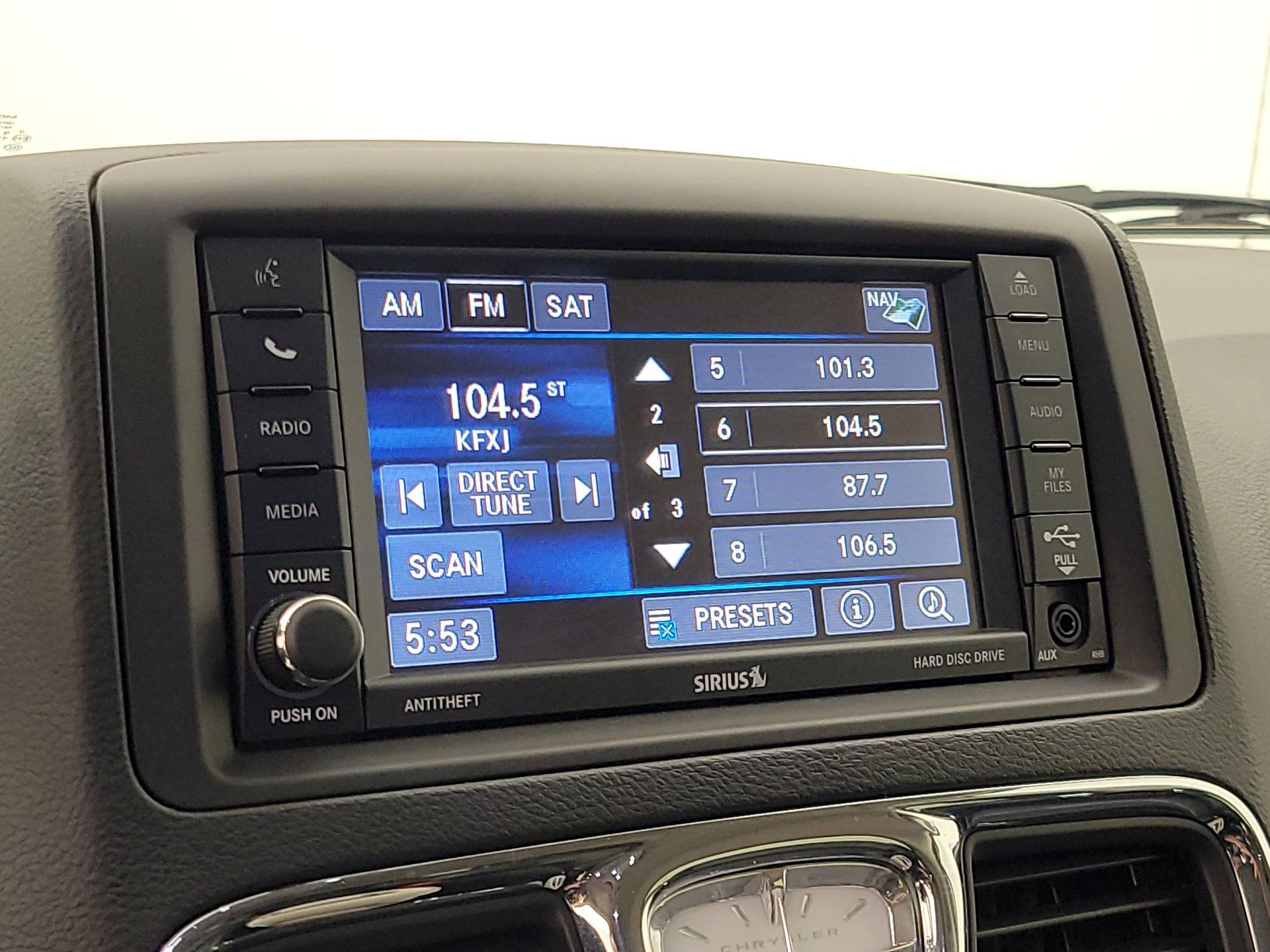 Thumbnail: 2014 Chrysler Town & Country - 16