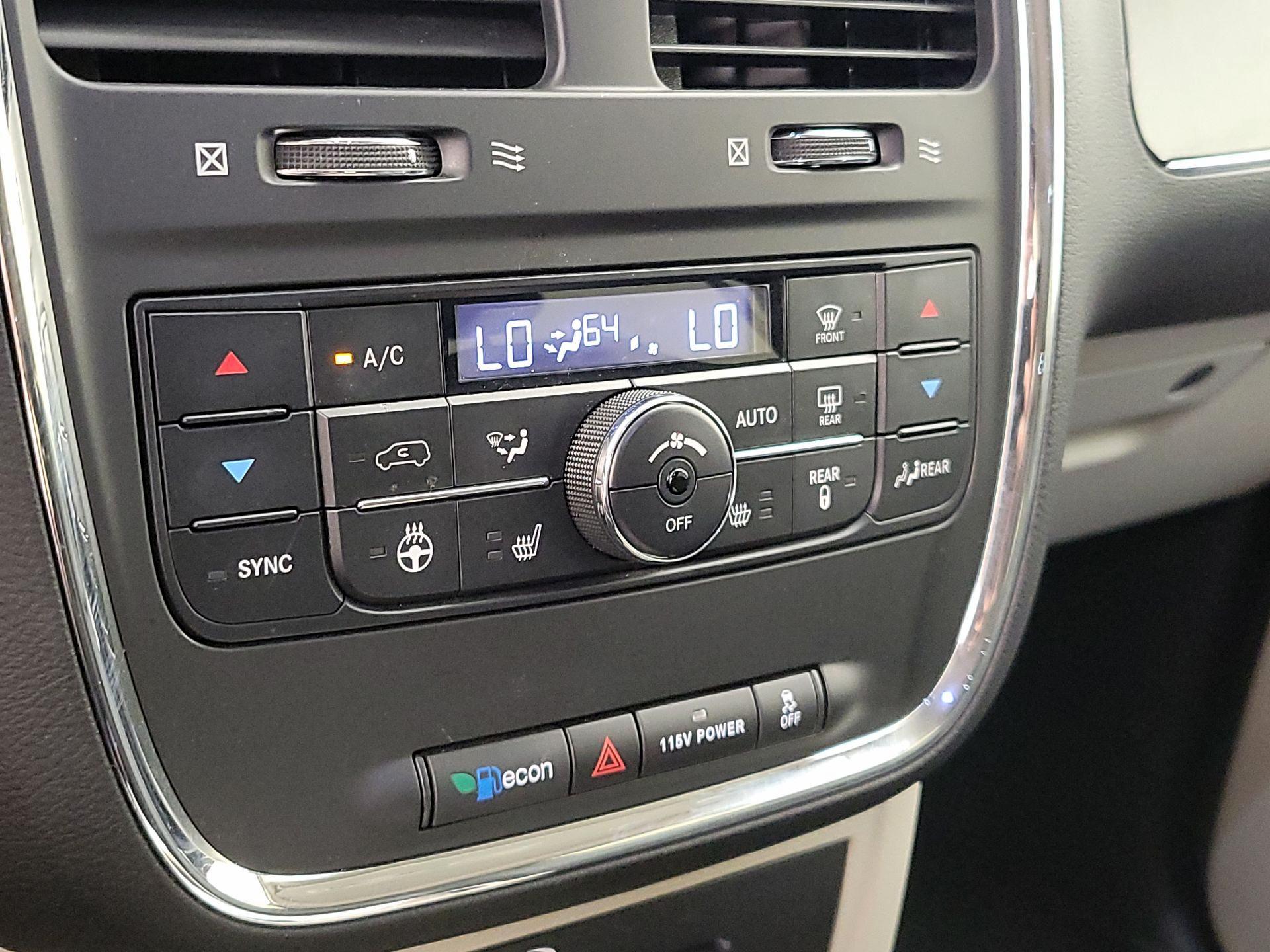 Thumbnail: 2014 Chrysler Town & Country - 17