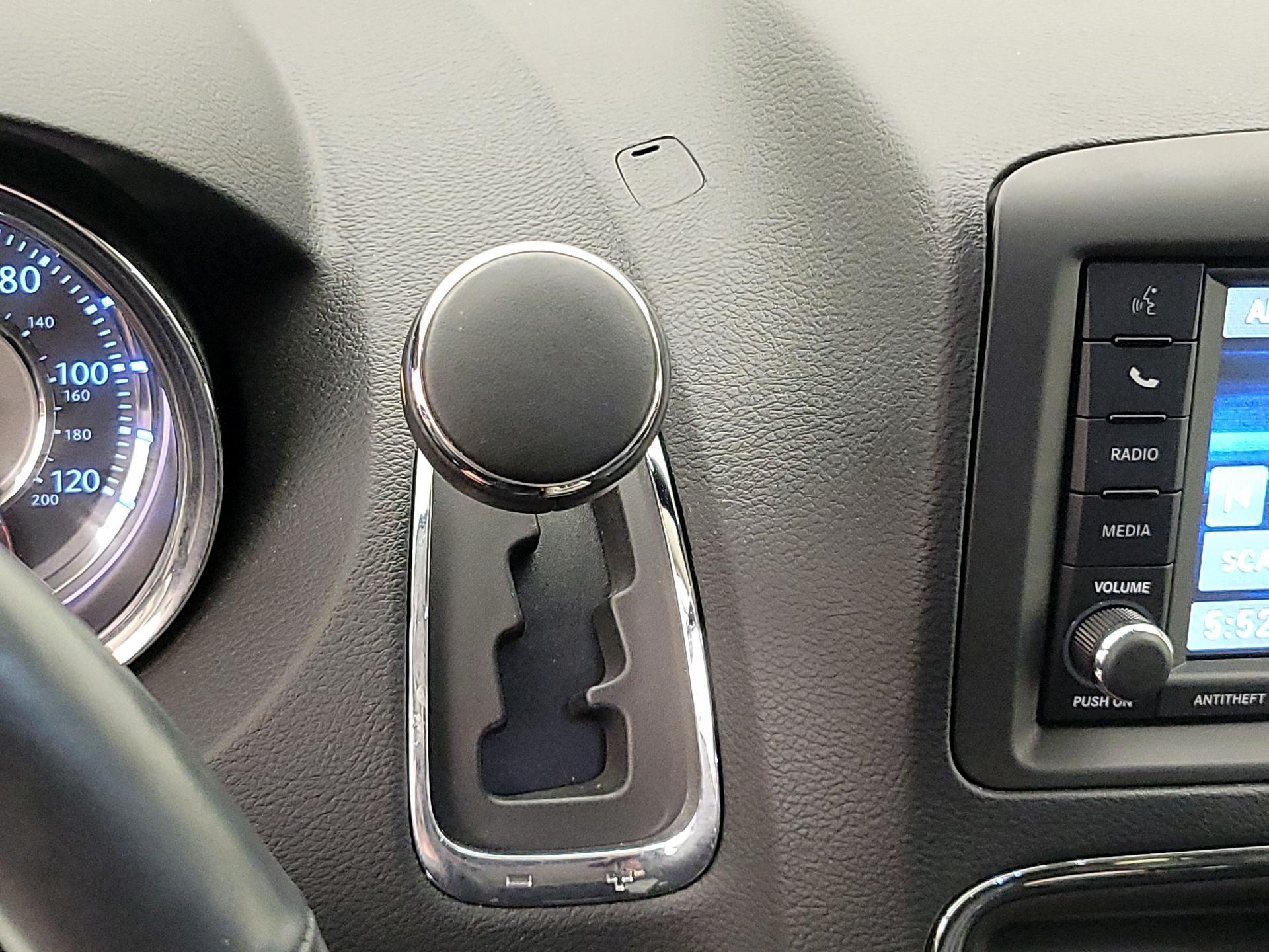 Thumbnail: 2014 Chrysler Town & Country - 18